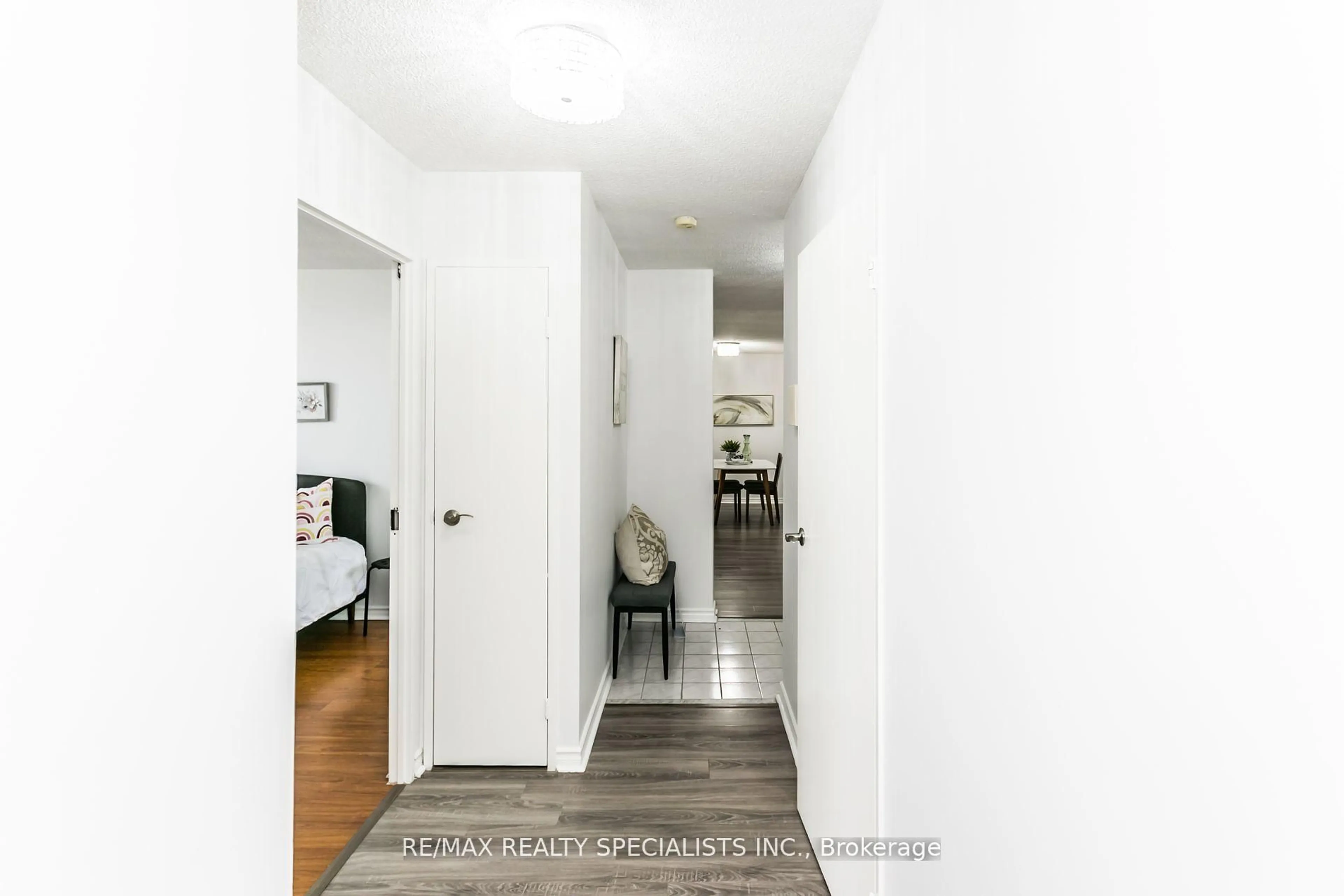 Indoor entryway for 21 KNIGHTSBRIDGE Rd #1708, Brampton Ontario L6T 3Y1