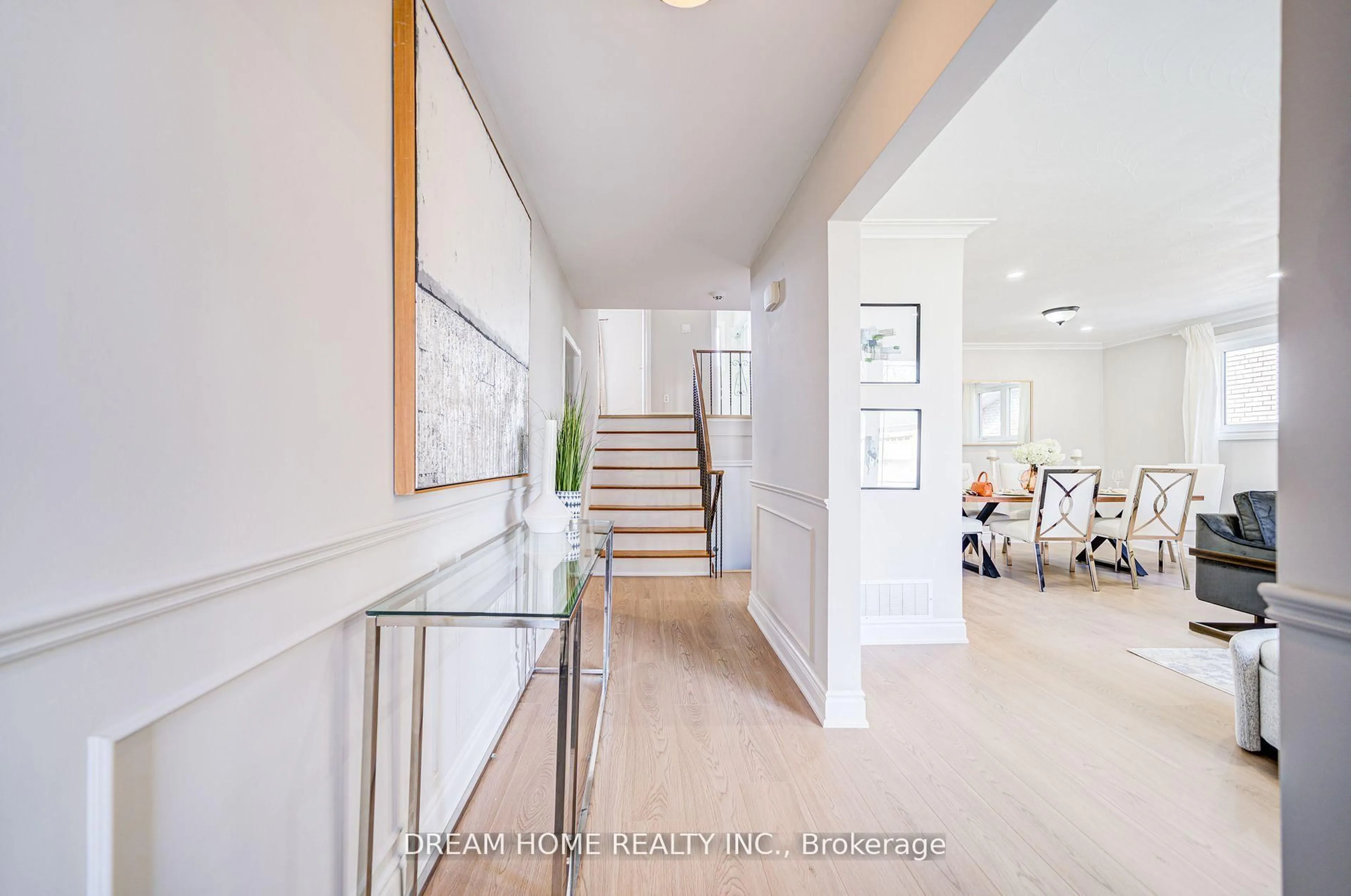 Indoor entryway for 1323 Shamir Cres, Mississauga Ontario L5C 1L2