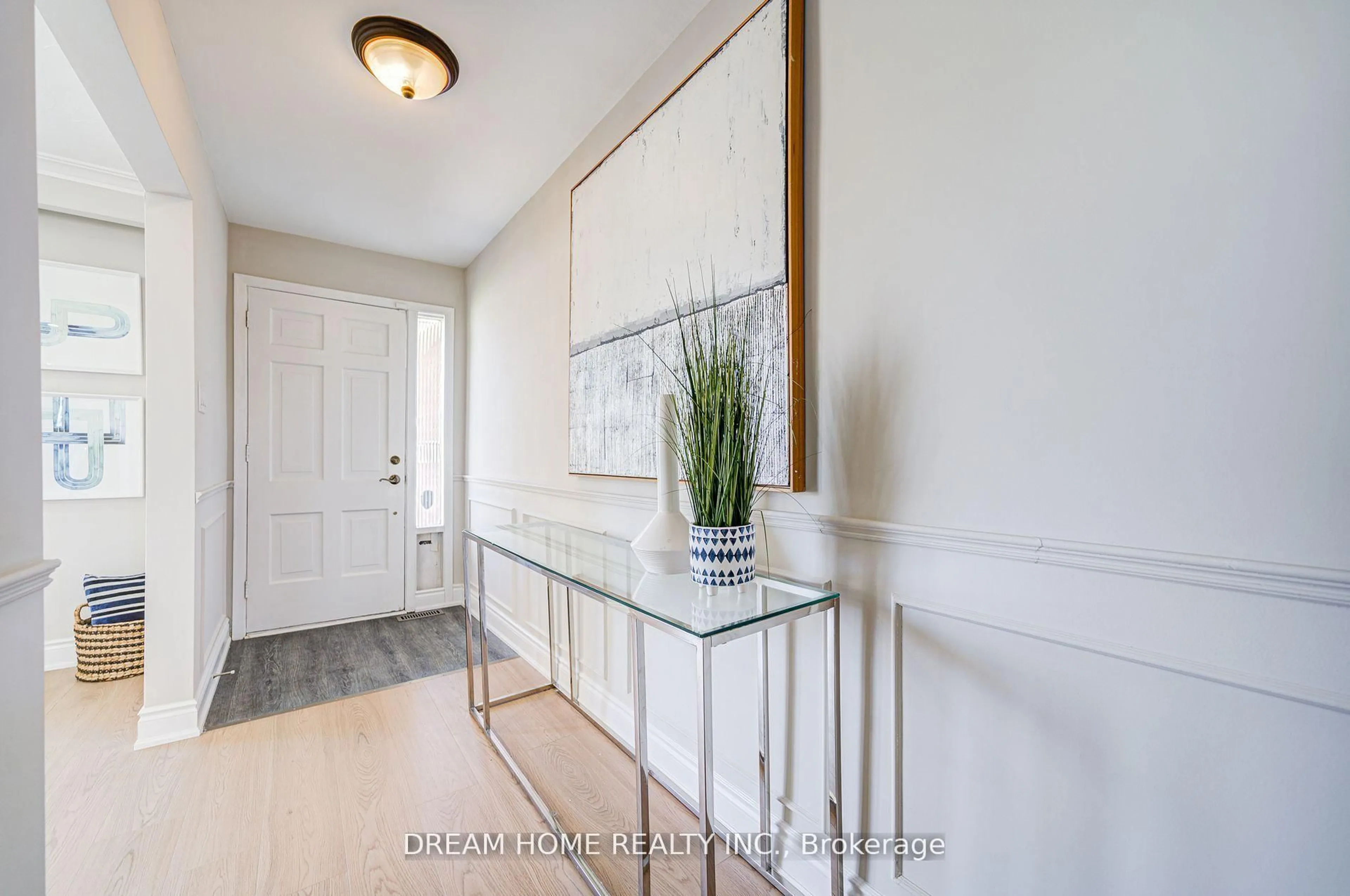 Indoor entryway for 1323 Shamir Cres, Mississauga Ontario L5C 1L2