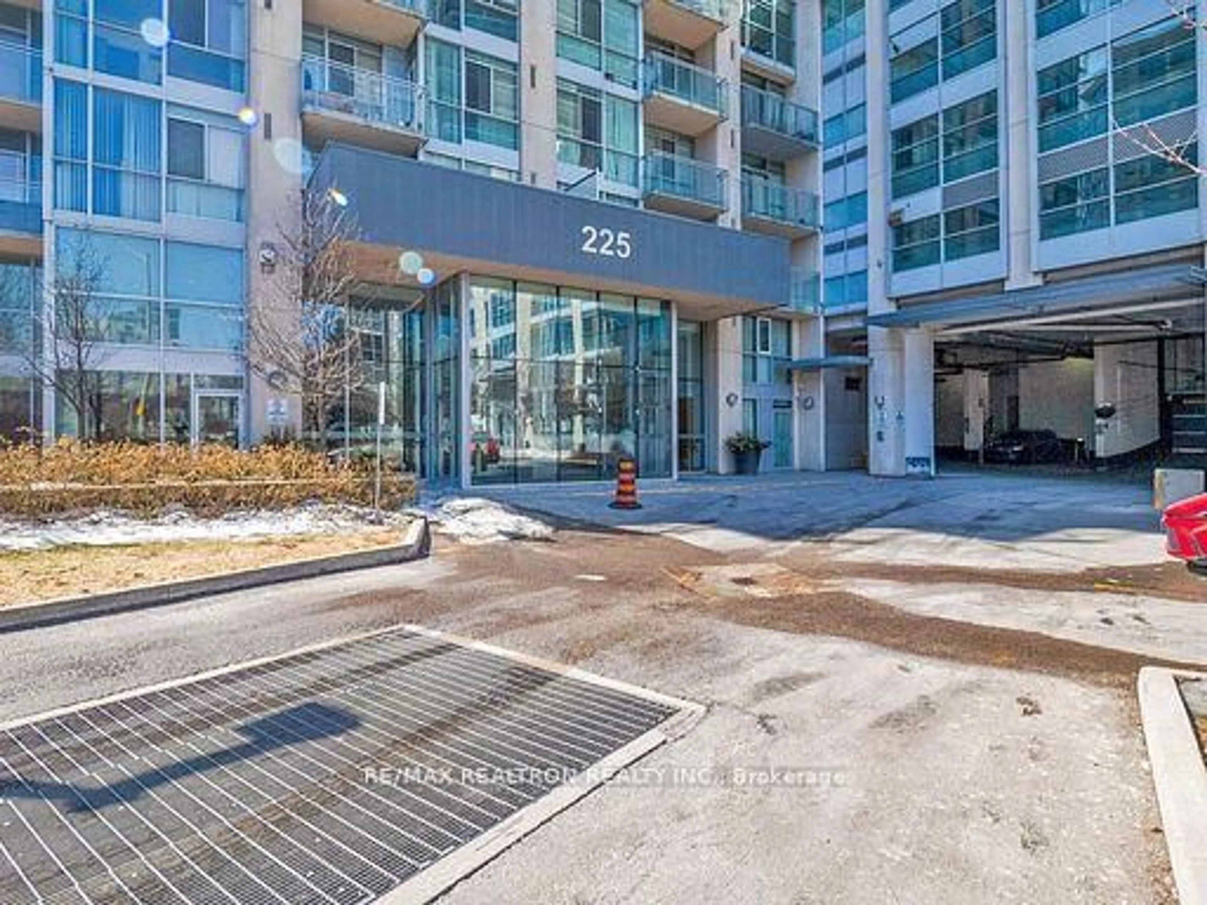 Indoor foyer for 225 Webb Dr #405, Mississauga Ontario L5B 4P2