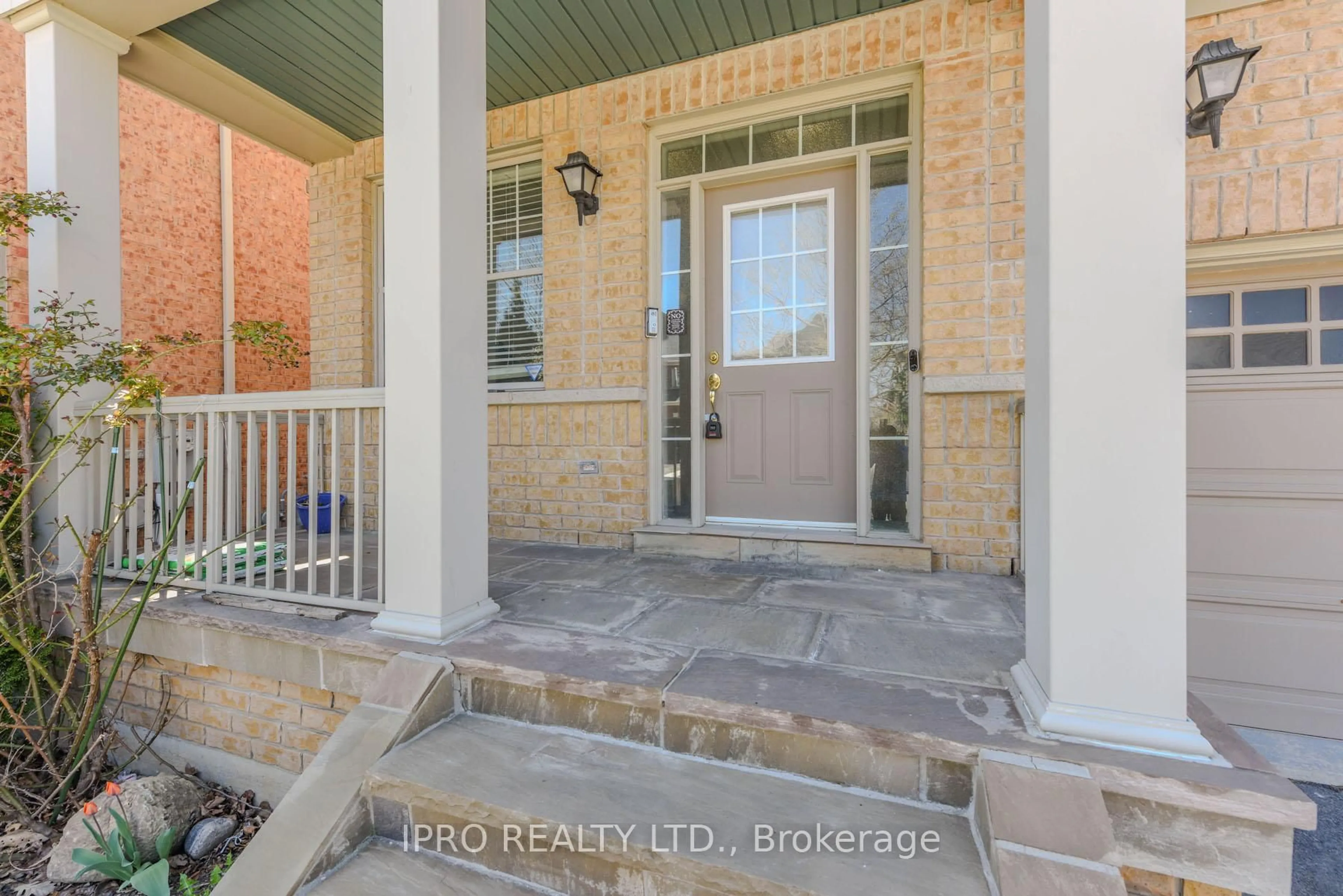 Indoor entryway for 304 DALGLEISH Garden, Milton Ontario L9T 6Z7