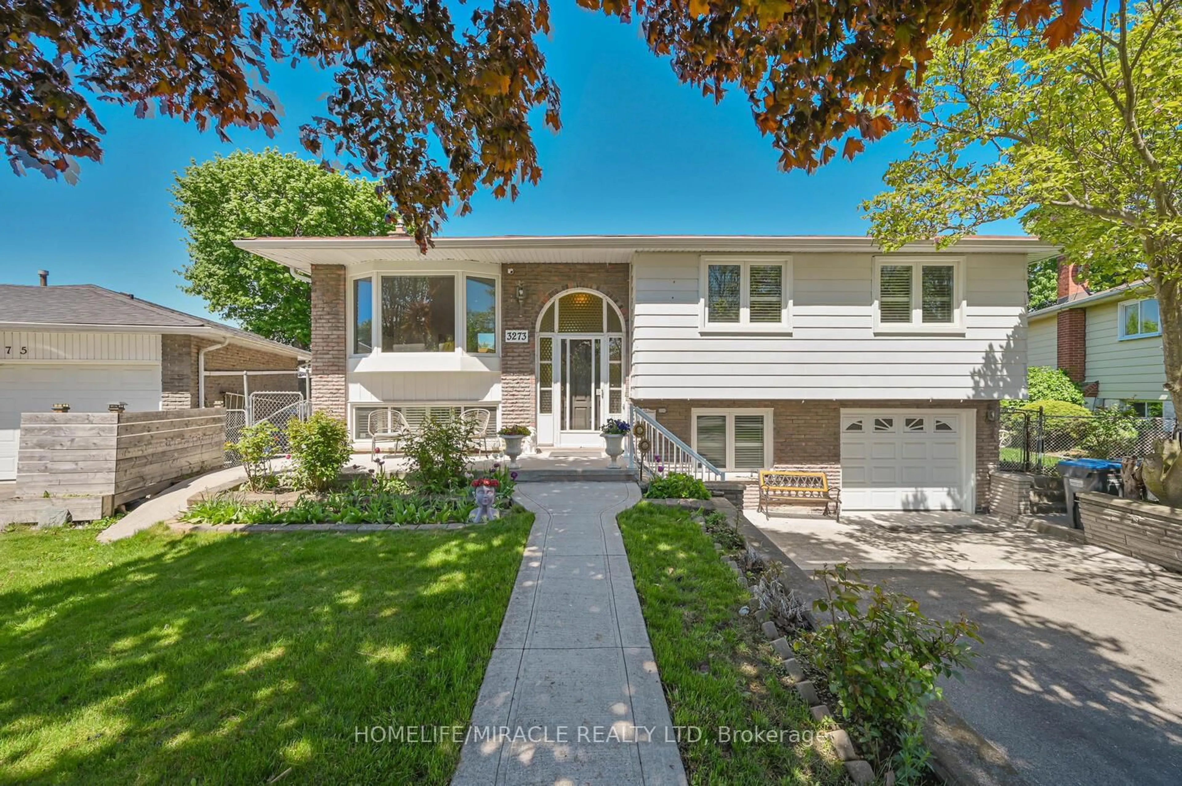 Home with vinyl exterior material, street for 3273 Strabane Dr, Mississauga Ontario L5C 1W9