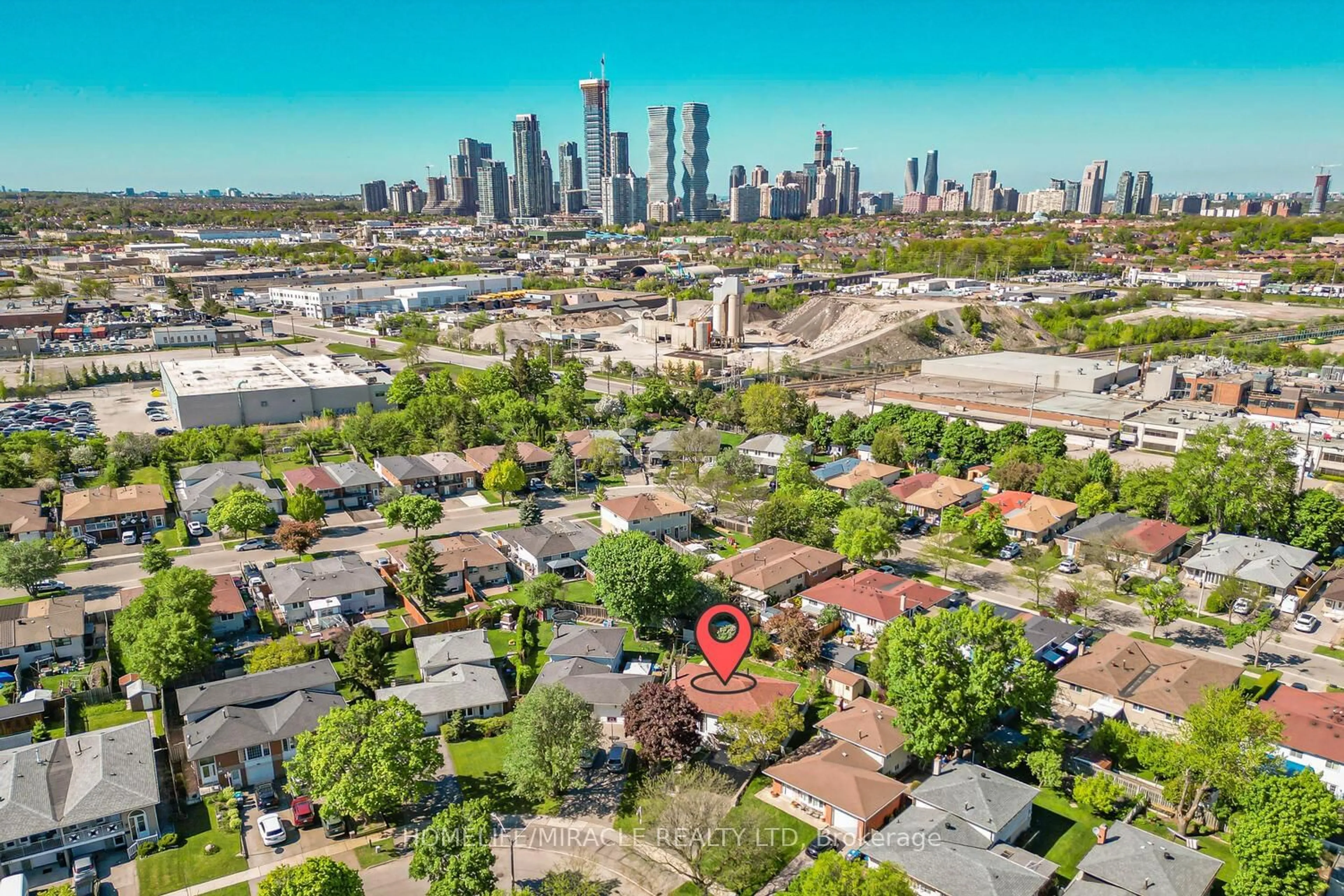 A pic from outside/outdoor area/front of a property/back of a property/a pic from drone, city buildings view from balcony for 3273 Strabane Dr, Mississauga Ontario L5C 1W9