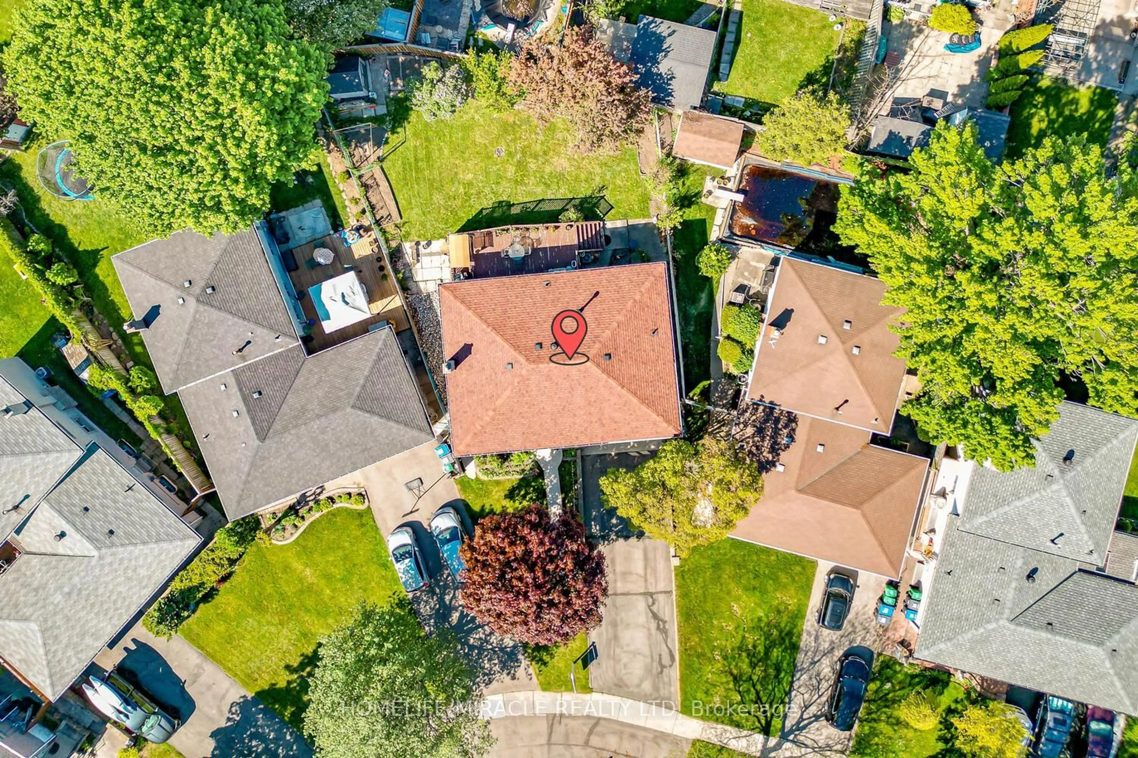 A pic from outside/outdoor area/front of a property/back of a property/a pic from drone, street for 3273 Strabane Dr, Mississauga Ontario L5C 1W9