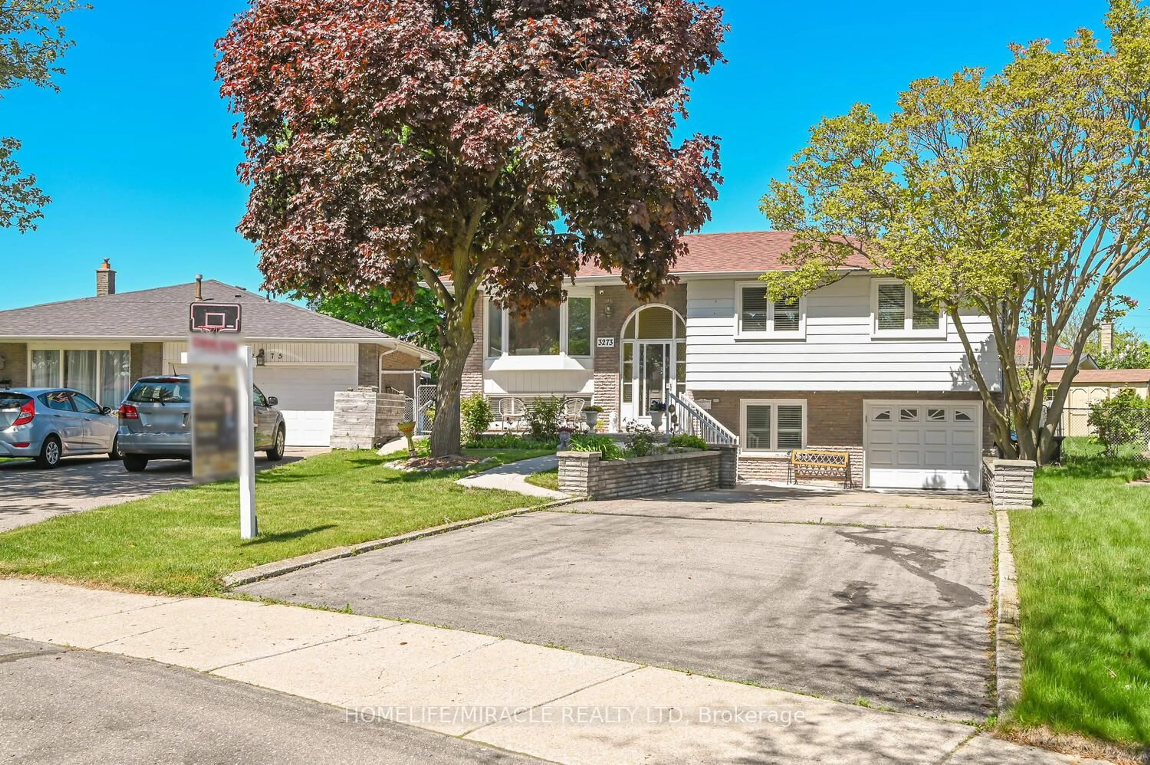 A pic from outside/outdoor area/front of a property/back of a property/a pic from drone, street for 3273 Strabane Dr, Mississauga Ontario L5C 1W9
