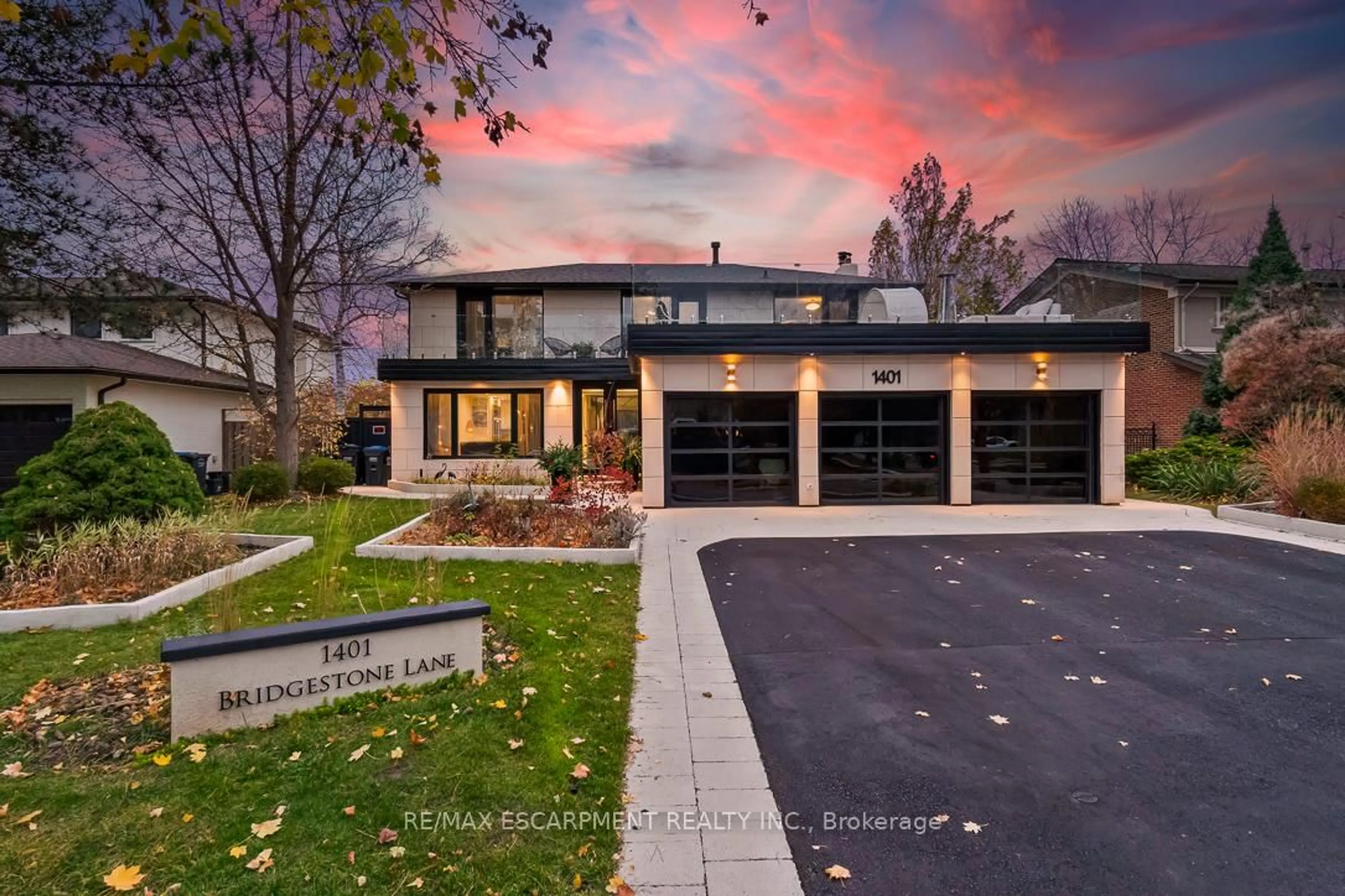 Home with brick exterior material, street for 1401 BRIDGESTONE Lane, Mississauga Ontario L5J 4E1