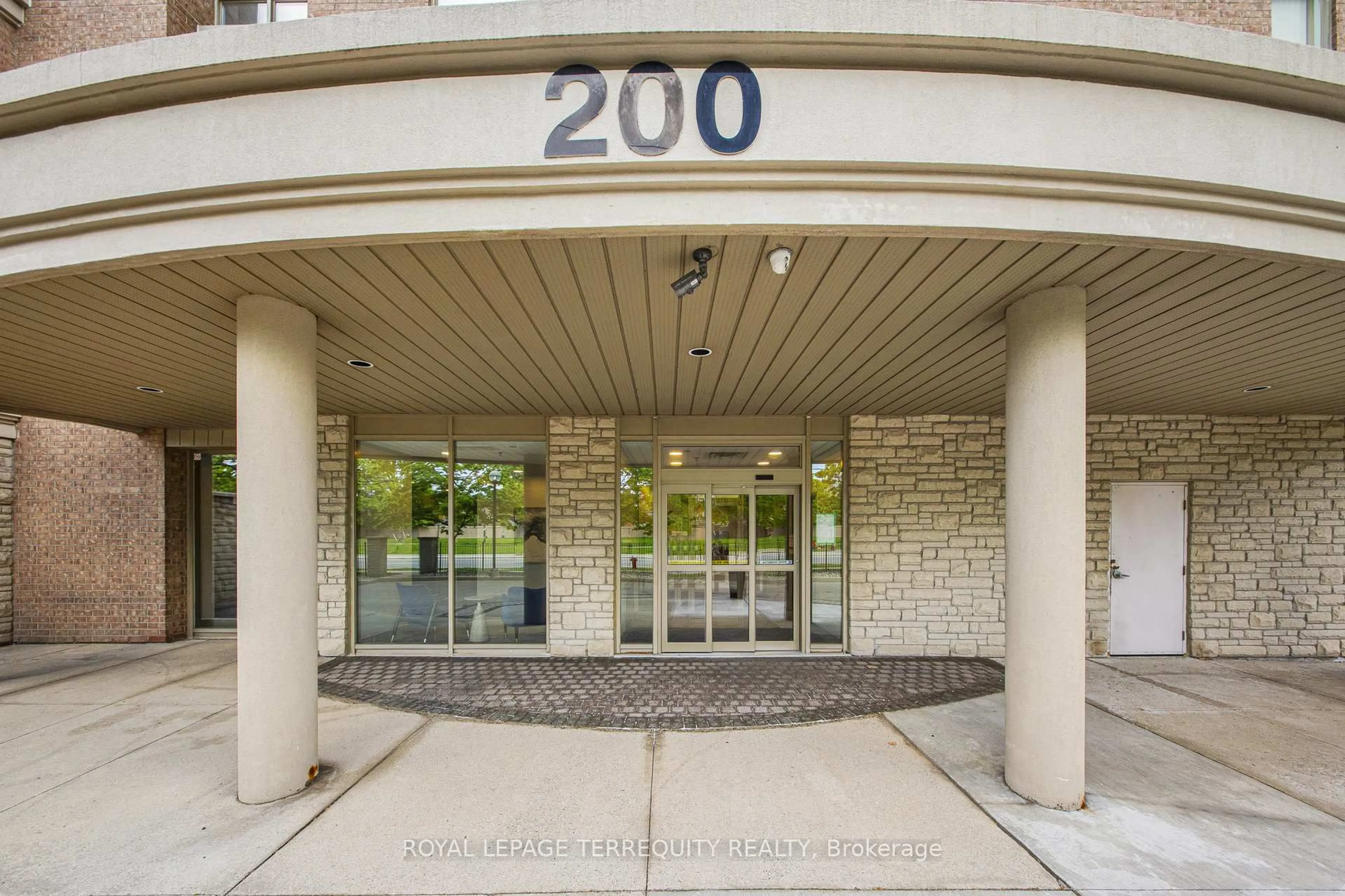 Indoor foyer for 200 Burnhamthorpe Rd #402, Mississauga Ontario L5A 4L4