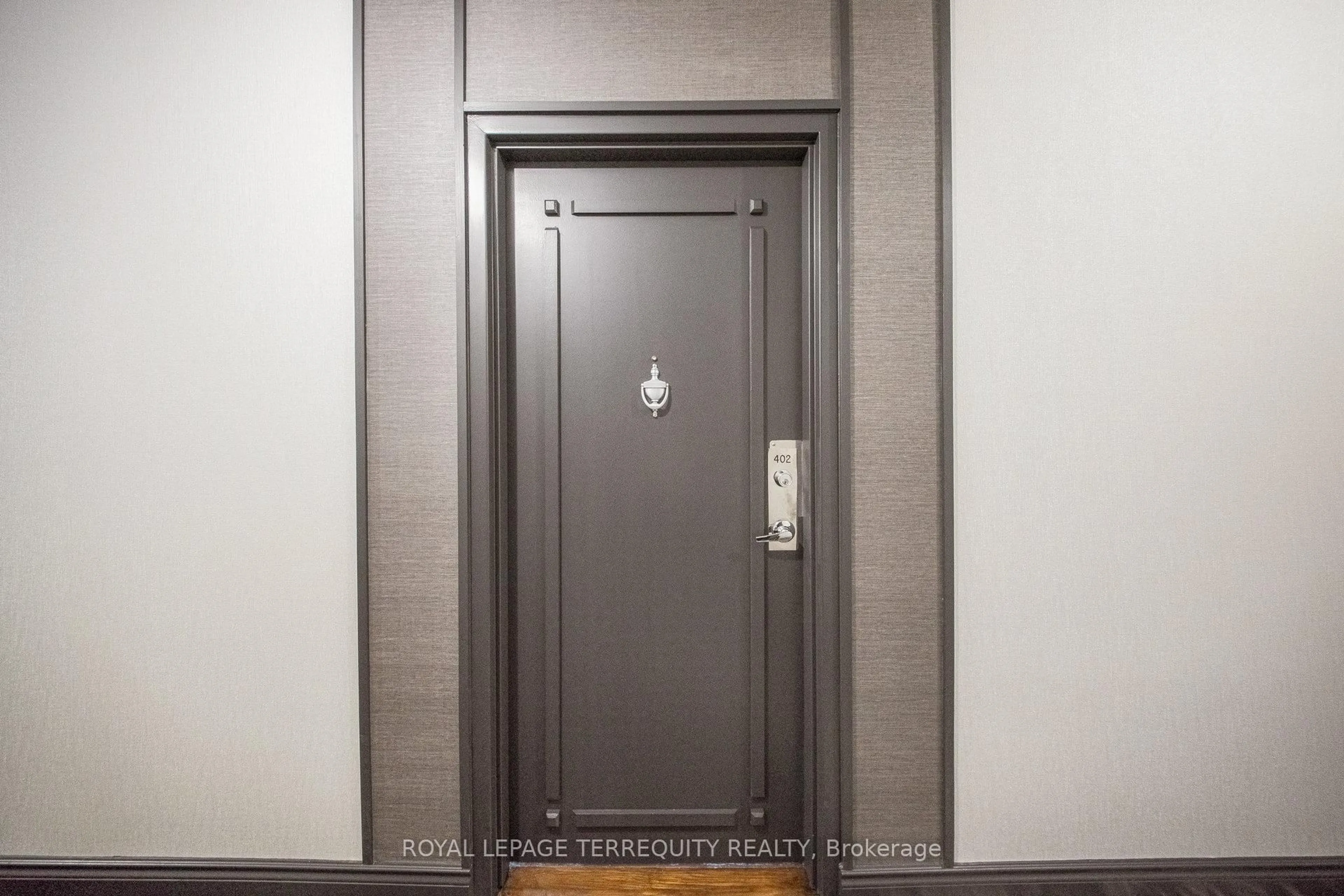 Indoor foyer for 200 Burnhamthorpe Rd #402, Mississauga Ontario L5A 4L4