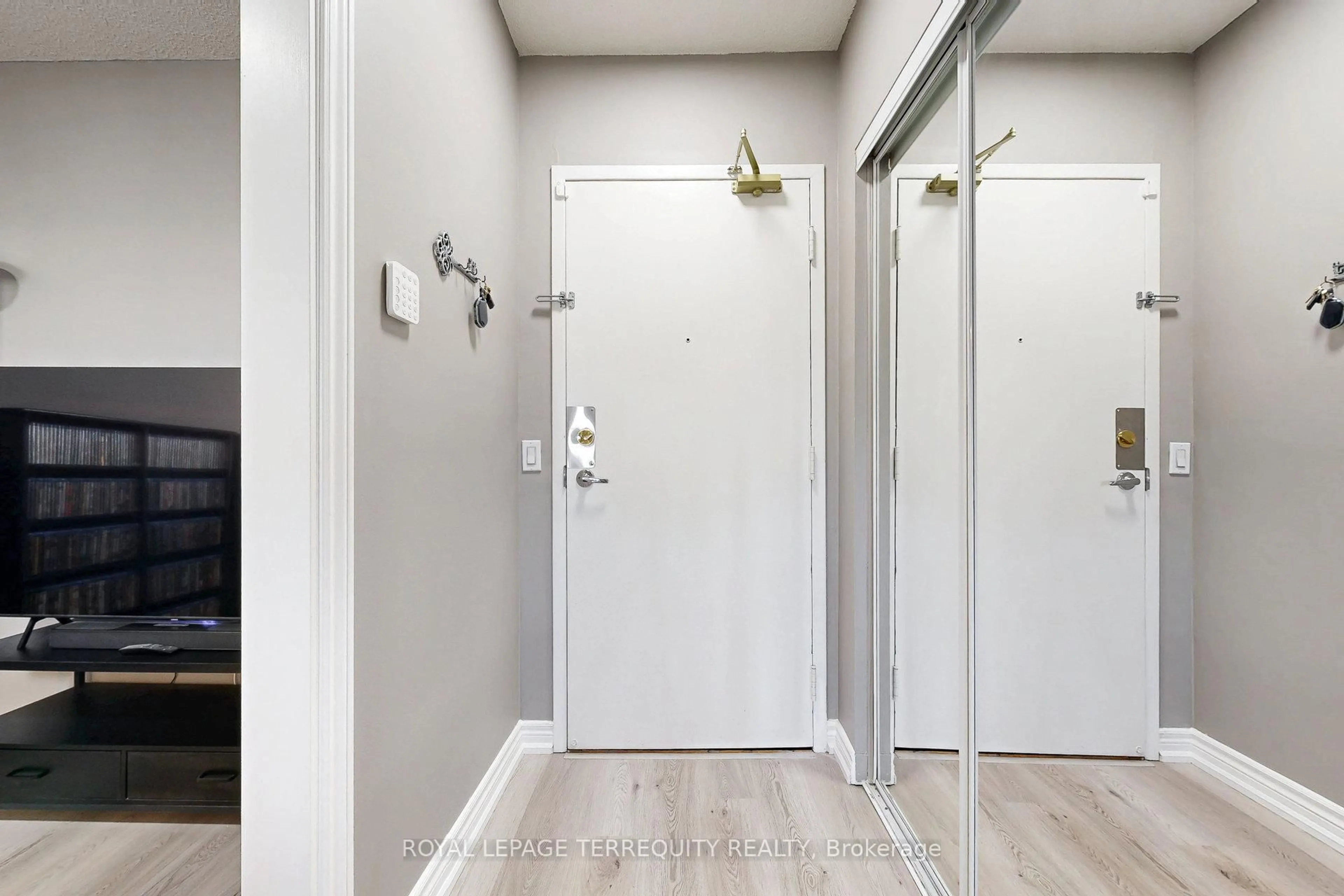 Indoor entryway for 200 Burnhamthorpe Rd #402, Mississauga Ontario L5A 4L4