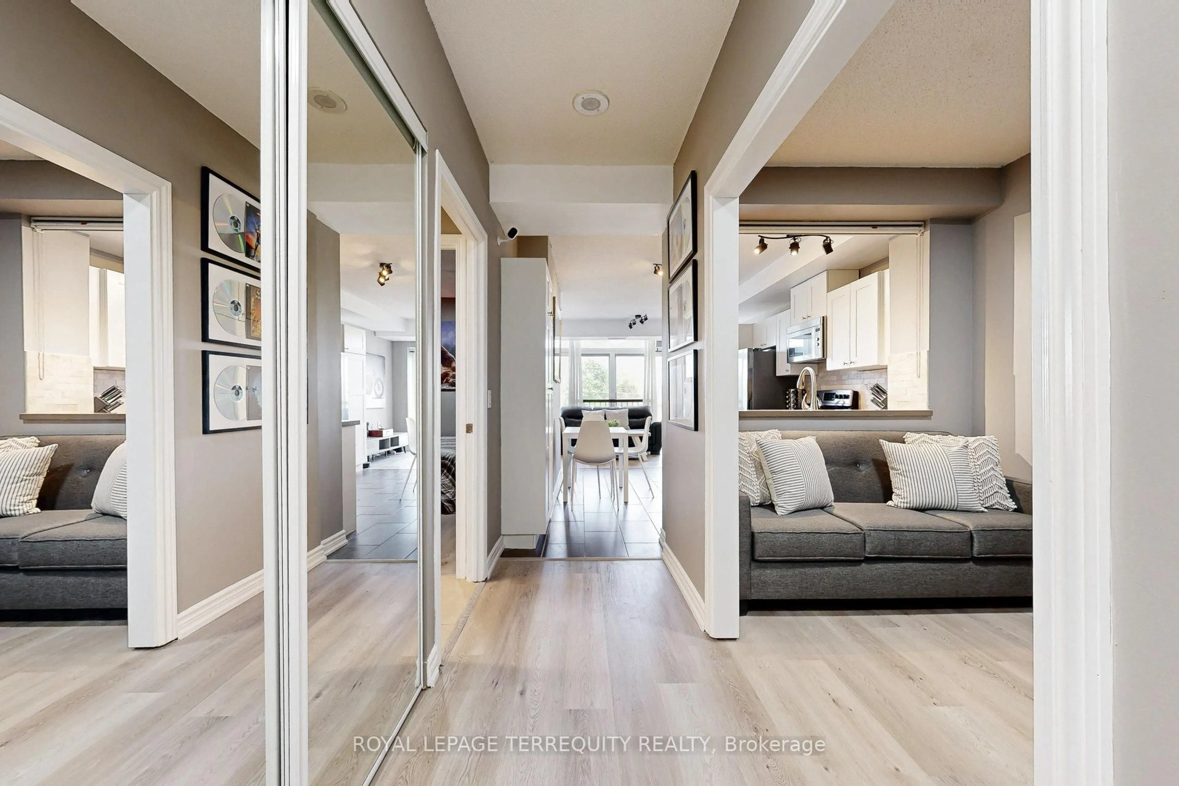 Indoor entryway for 200 Burnhamthorpe Rd #402, Mississauga Ontario L5A 4L4