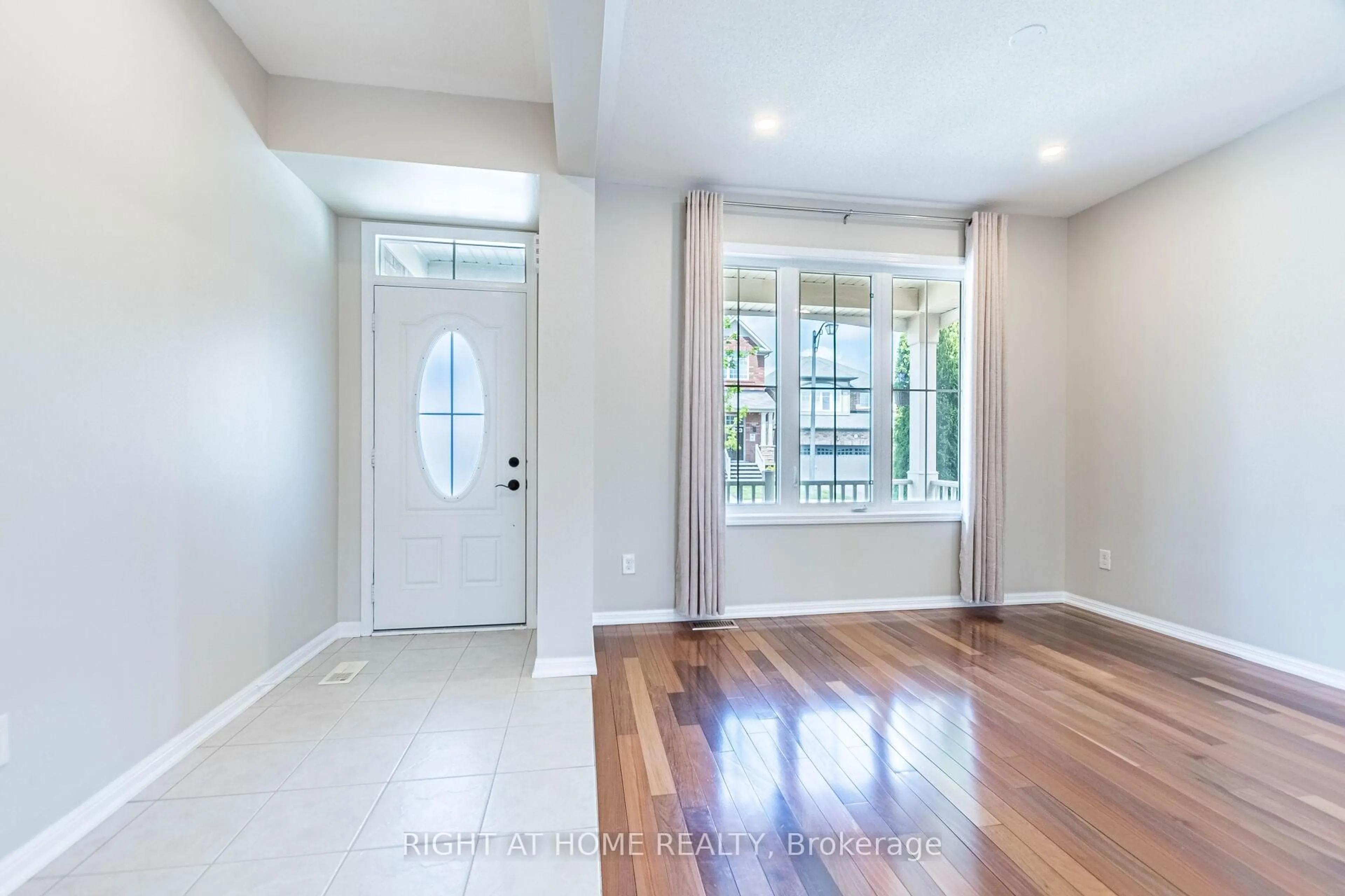 Indoor entryway for 314 Jelinik Terr, Milton Ontario L9T 7M8