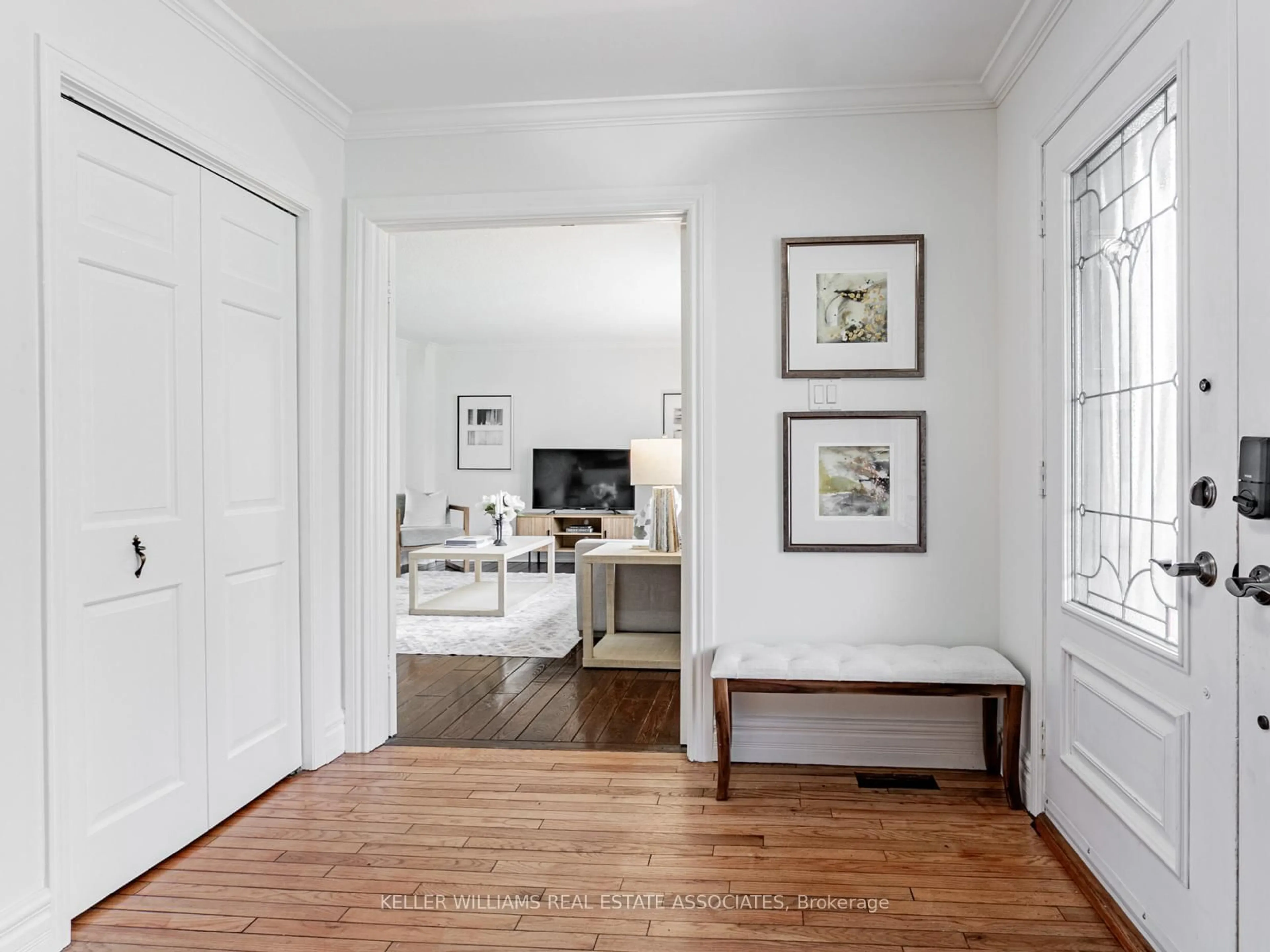 Indoor entryway for 1308 Cermel Dr, Mississauga Ontario L5H 3V4