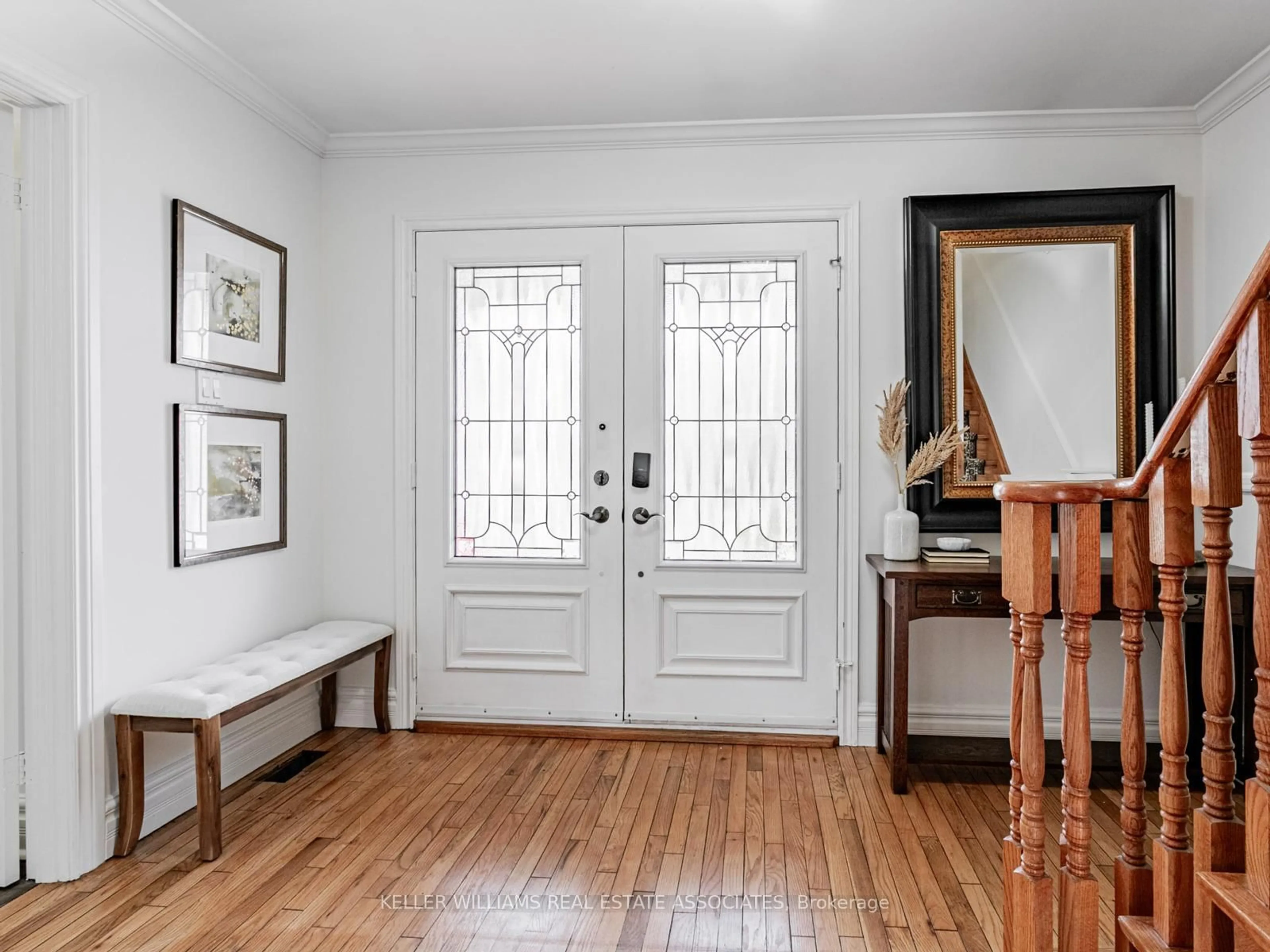 Indoor entryway for 1308 Cermel Dr, Mississauga Ontario L5H 3V4