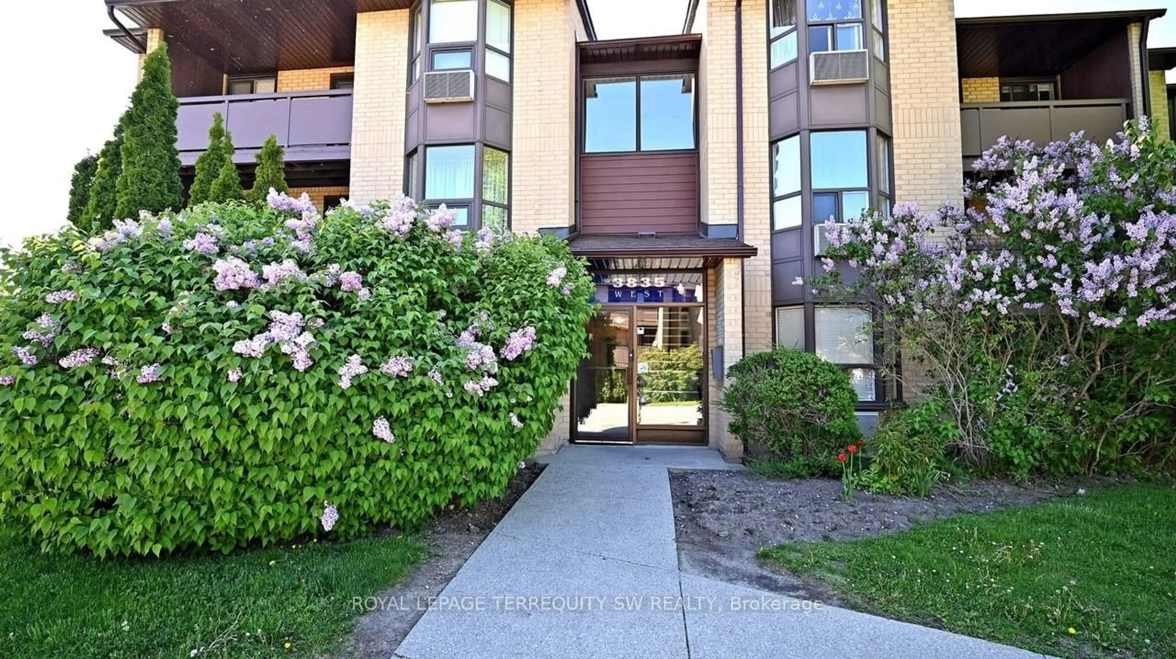 Indoor foyer for 3835 Lake Shore Blvd #210, Toronto Ontario M8W 1R2