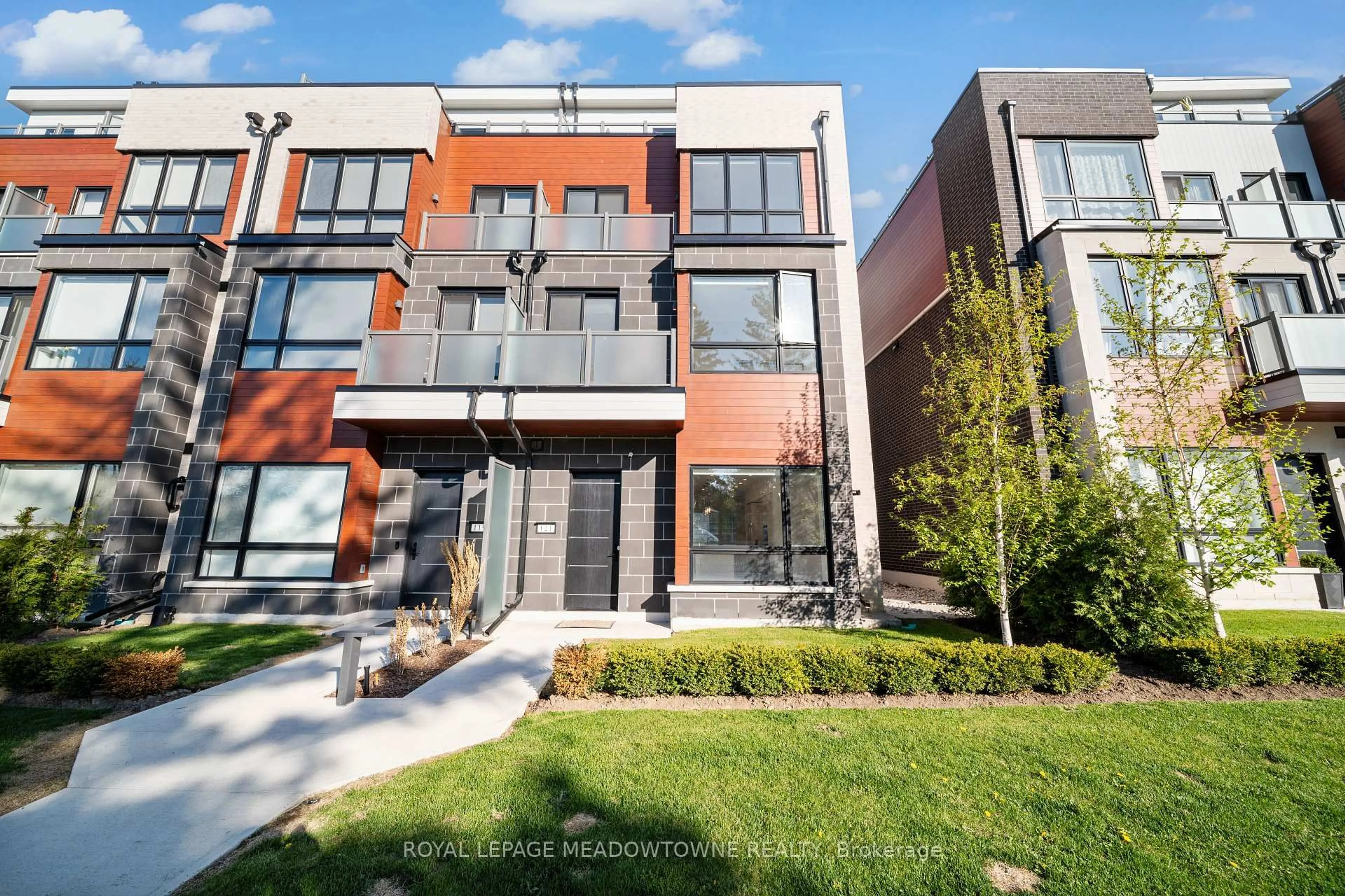 Home with brick exterior material, street for 121 High St, Mississauga Ontario L5H 1K4