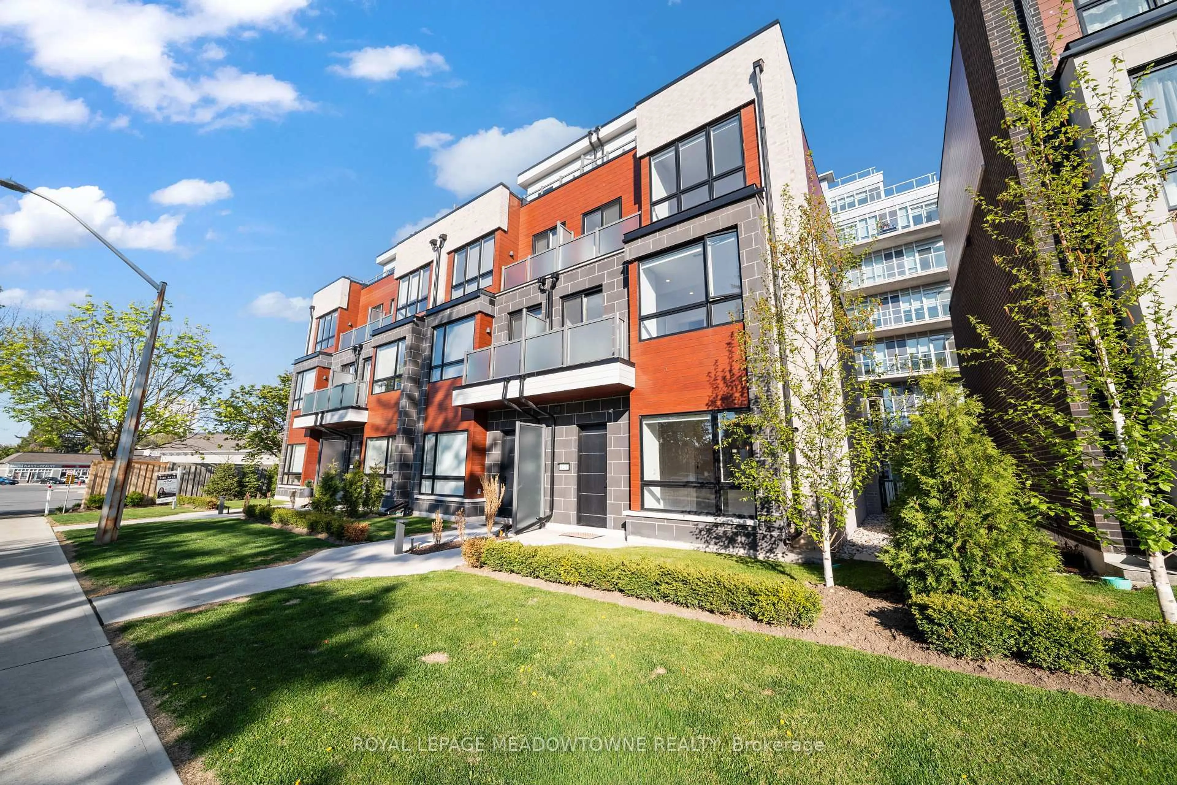 Home with brick exterior material, street for 121 High St, Mississauga Ontario L5H 1K4