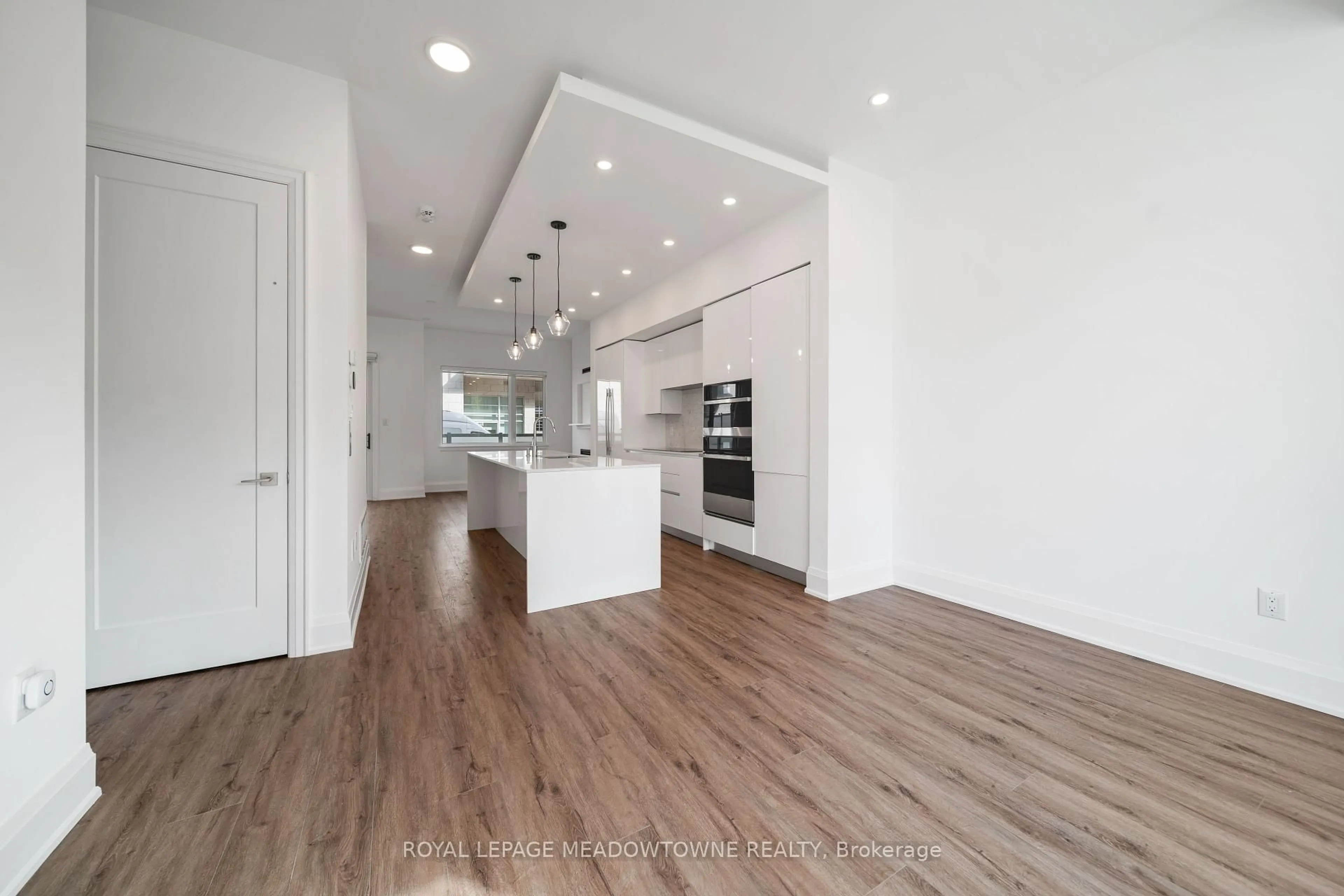 Open concept kitchen, wood/laminate floor for 121 High St, Mississauga Ontario L5H 1K4