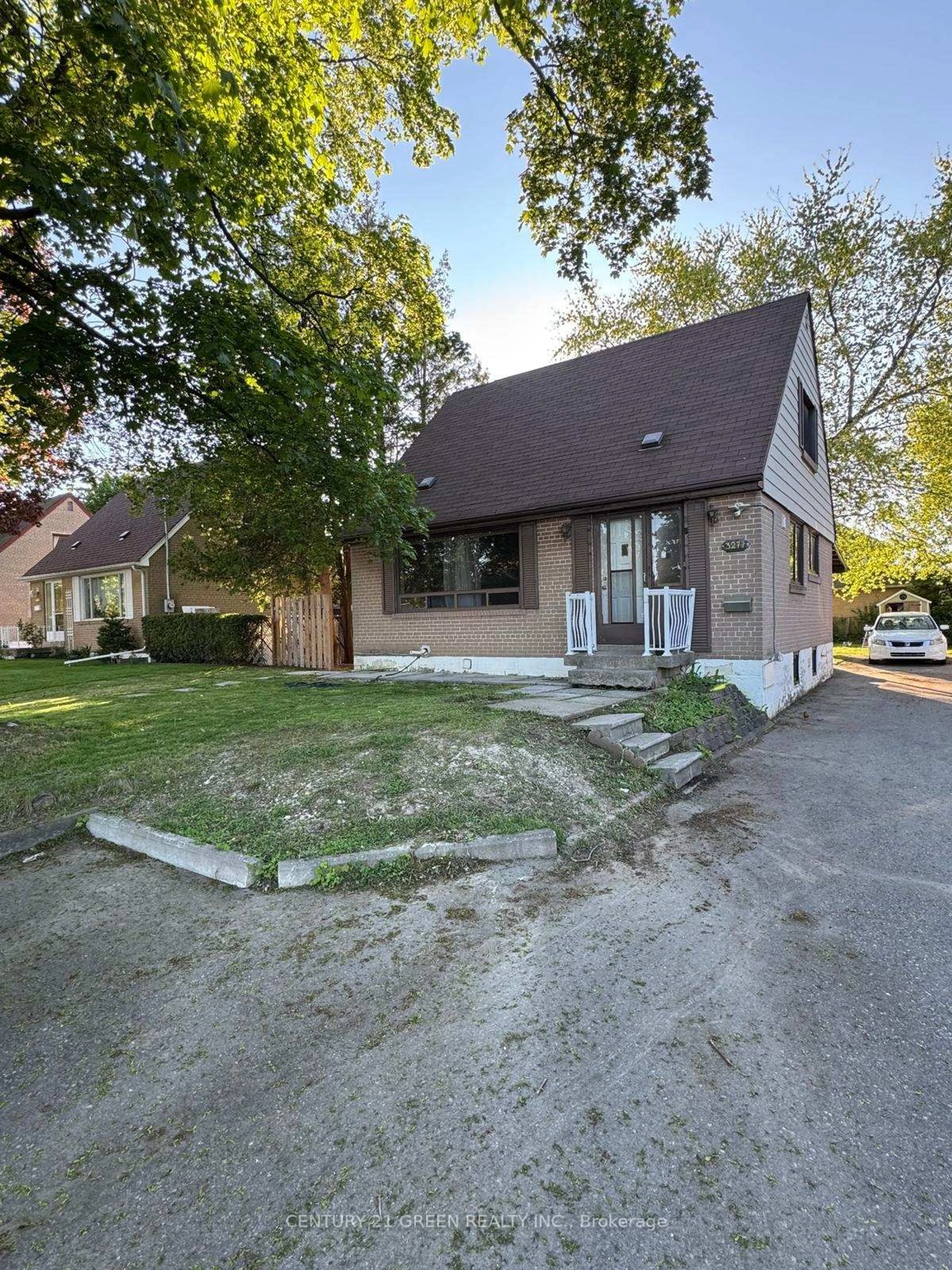 A pic from outside/outdoor area/front of a property/back of a property/a pic from drone, street for 3277 Capricorn Cres, Mississauga Ontario L4T 1S3