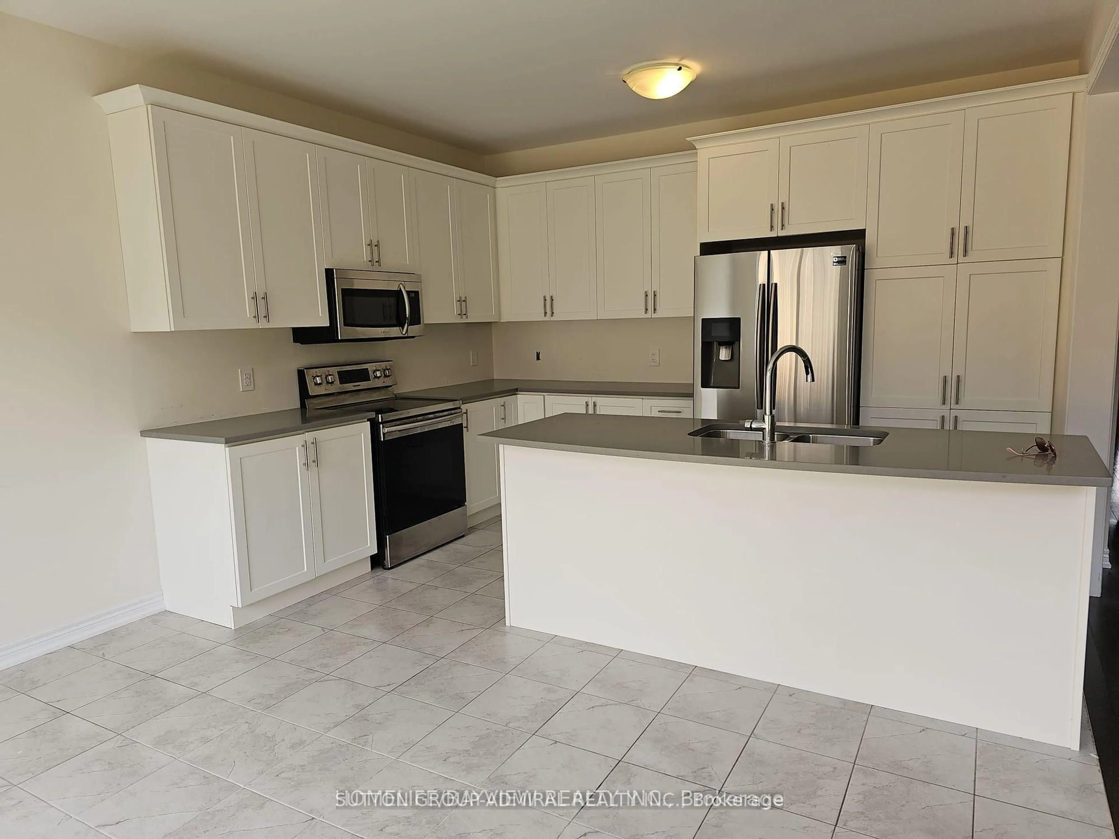 Open concept kitchen, ceramic/tile floor for 63 Ash Hill Ave, Caledon Ontario L7C 4E8