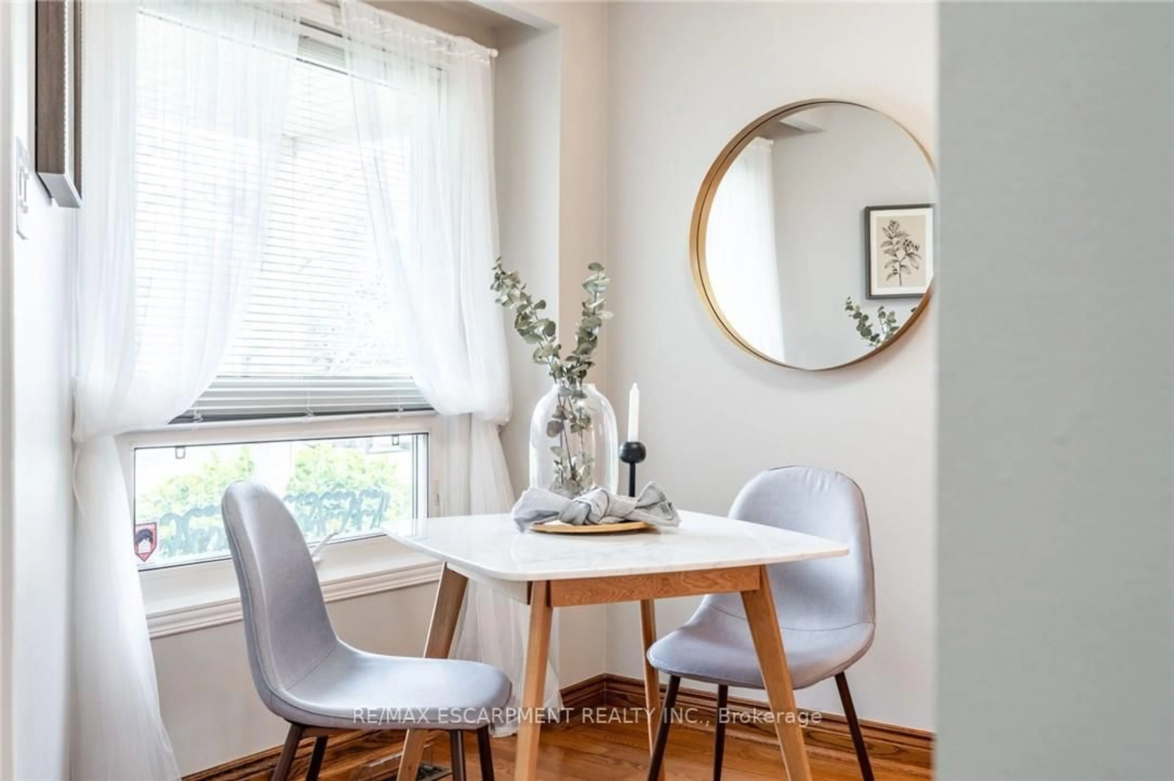 Dining room, wood/laminate floor for 1141 MONTGOMERY Dr, Oakville Ontario L6M 1E9