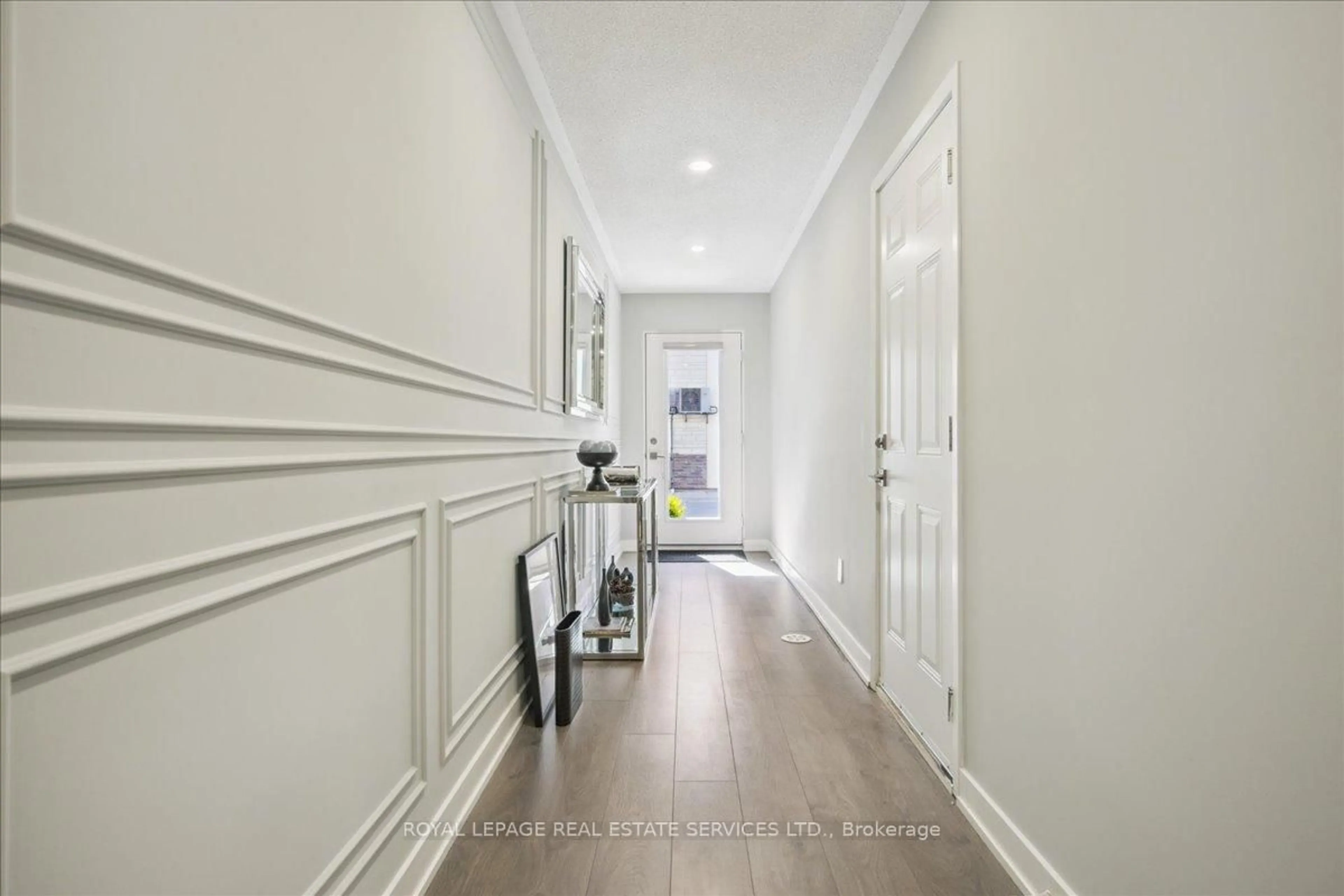 Indoor entryway for 1121 Cooke Blvd #61, Burlington Ontario L7T 0C3