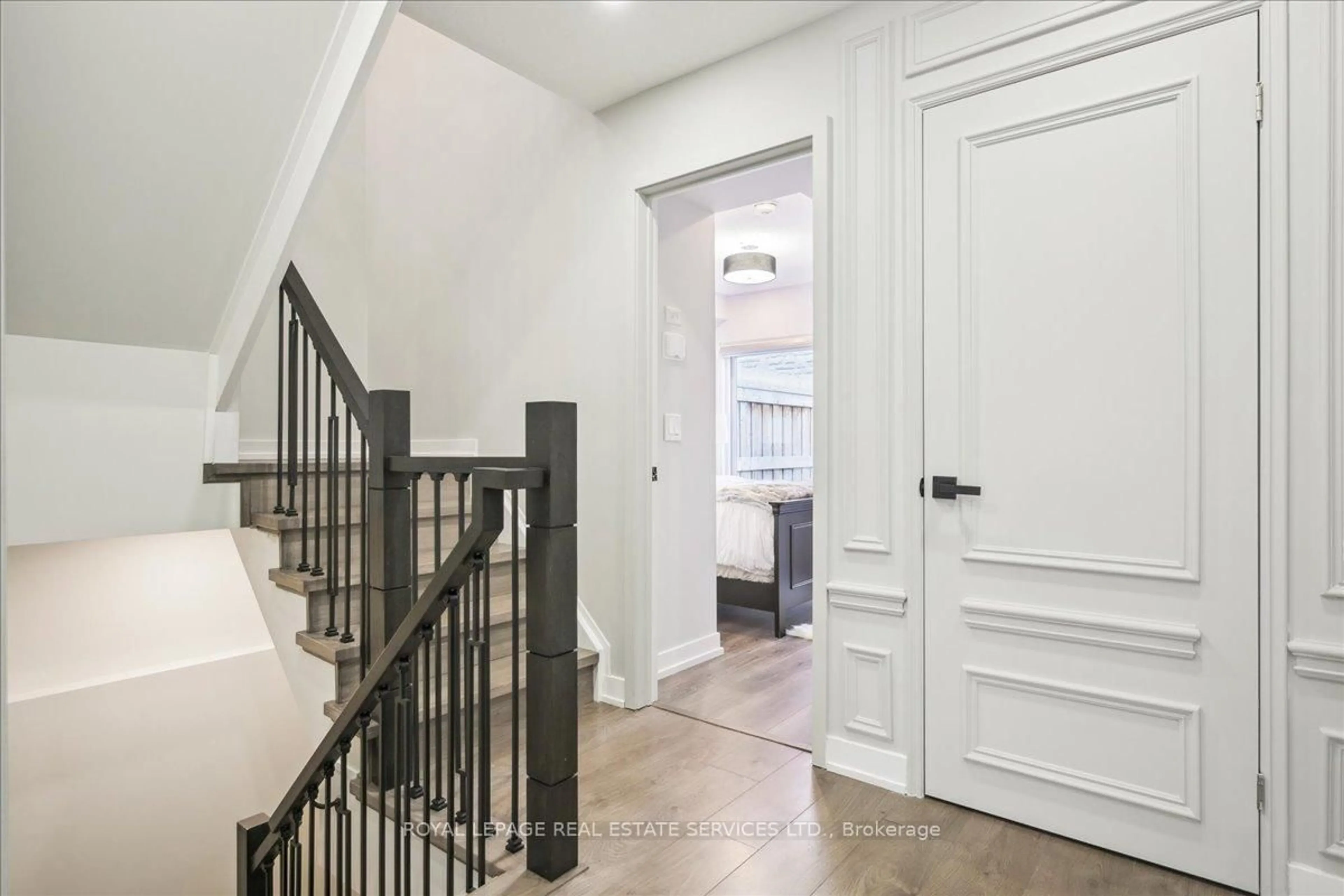 Indoor entryway for 1121 Cooke Blvd #61, Burlington Ontario L7T 0C3