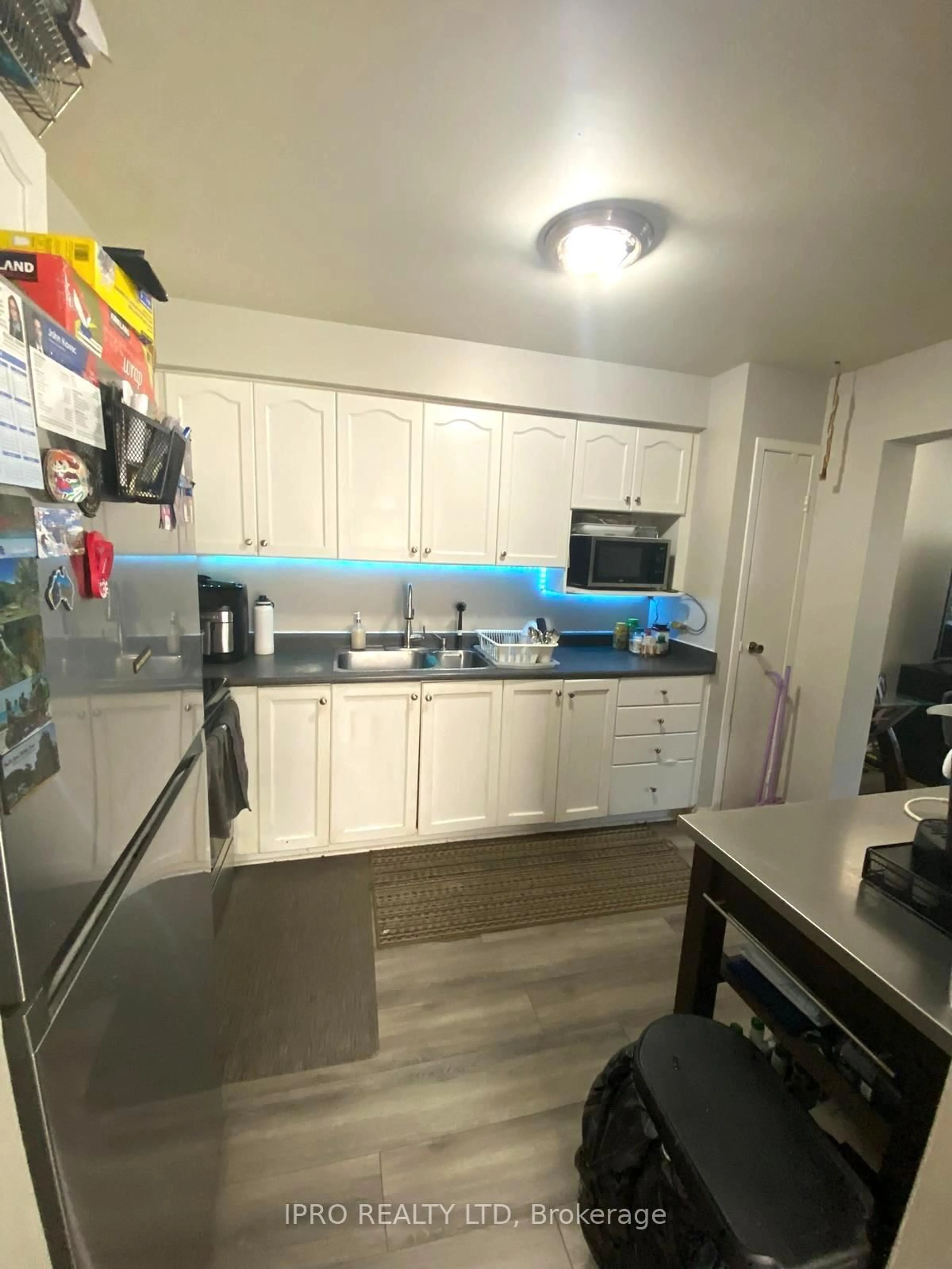Standard kitchen, unknown for 3345 BURDOCK Pl, Mississauga Ontario L5A 4B7