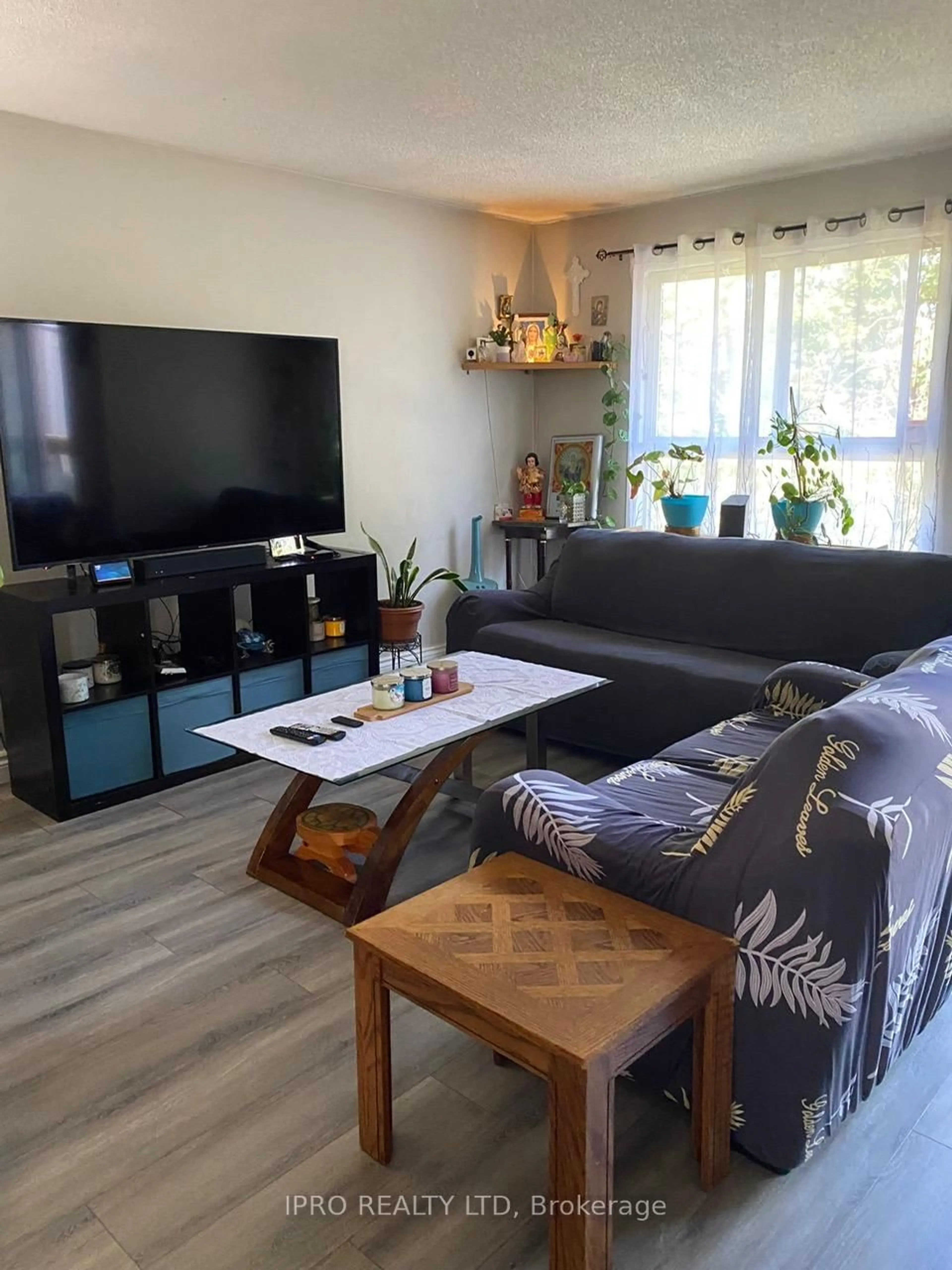Living room with furniture, wood/laminate floor for 3345 BURDOCK Pl, Mississauga Ontario L5A 4B7