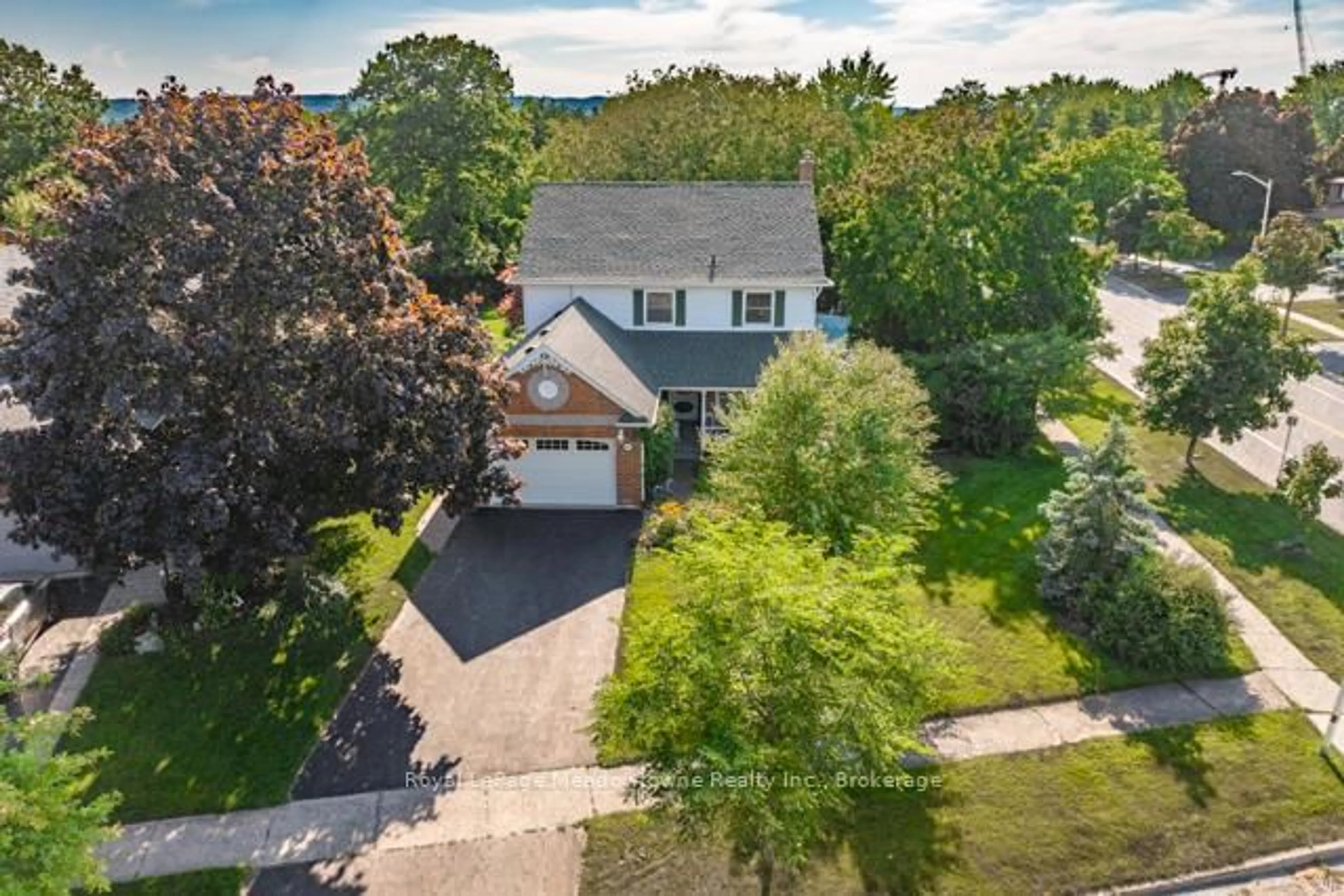 A pic from outside/outdoor area/front of a property/back of a property/a pic from drone, street for 690 Robertson Cres, Milton Ontario L9T 4V5