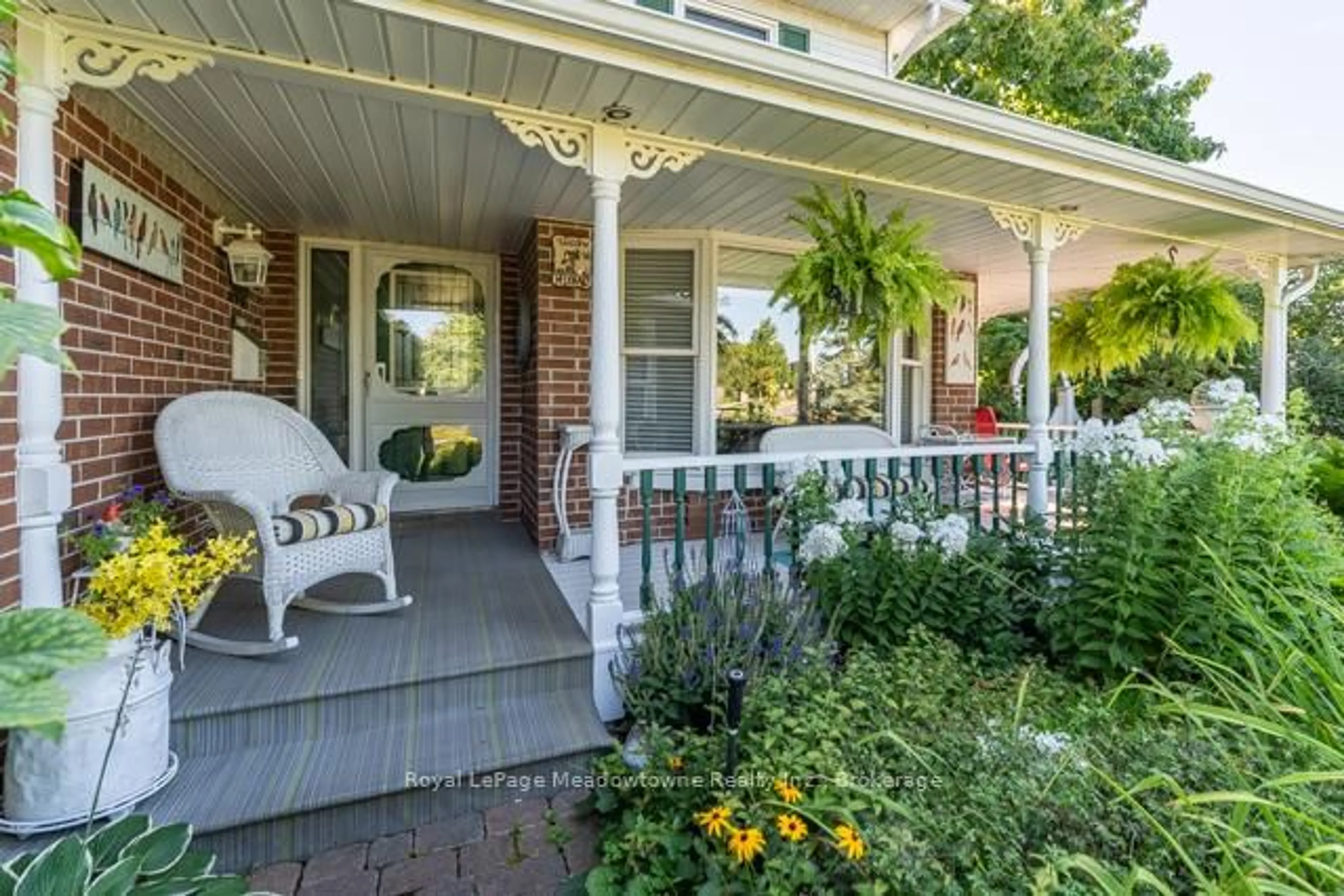 Patio, street for 690 Robertson Cres, Milton Ontario L9T 4V5
