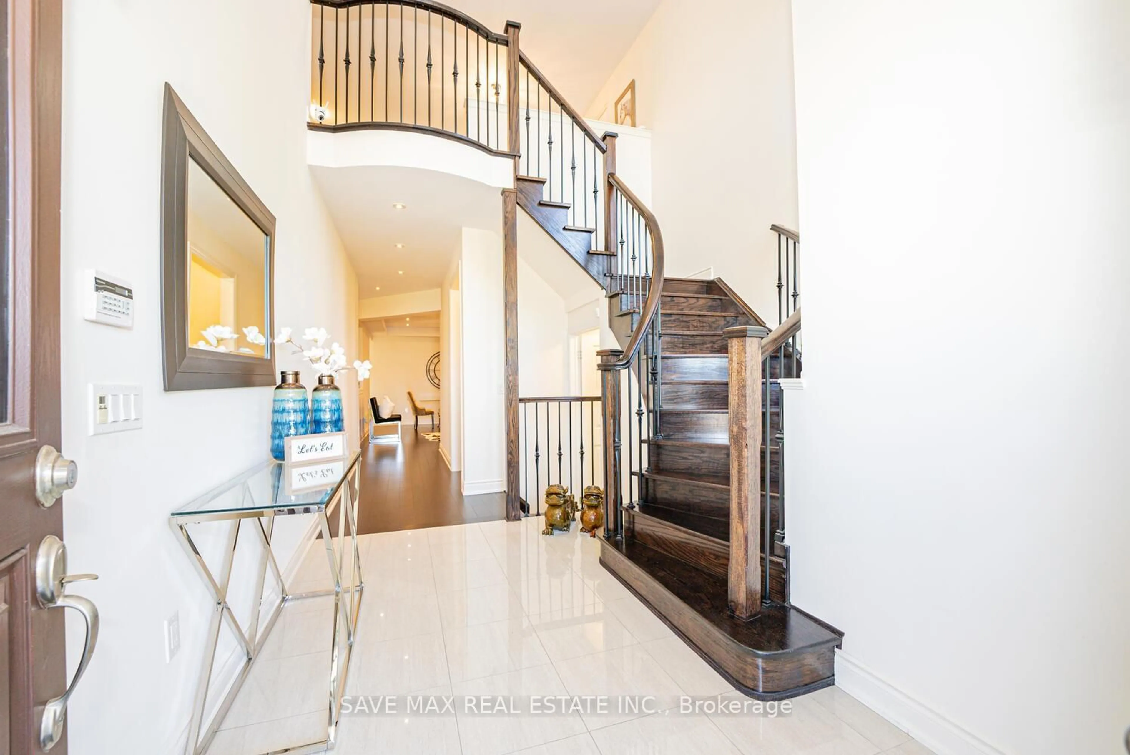 Indoor foyer for 8 PADBURY Tr, Brampton Ontario L7A 4M3