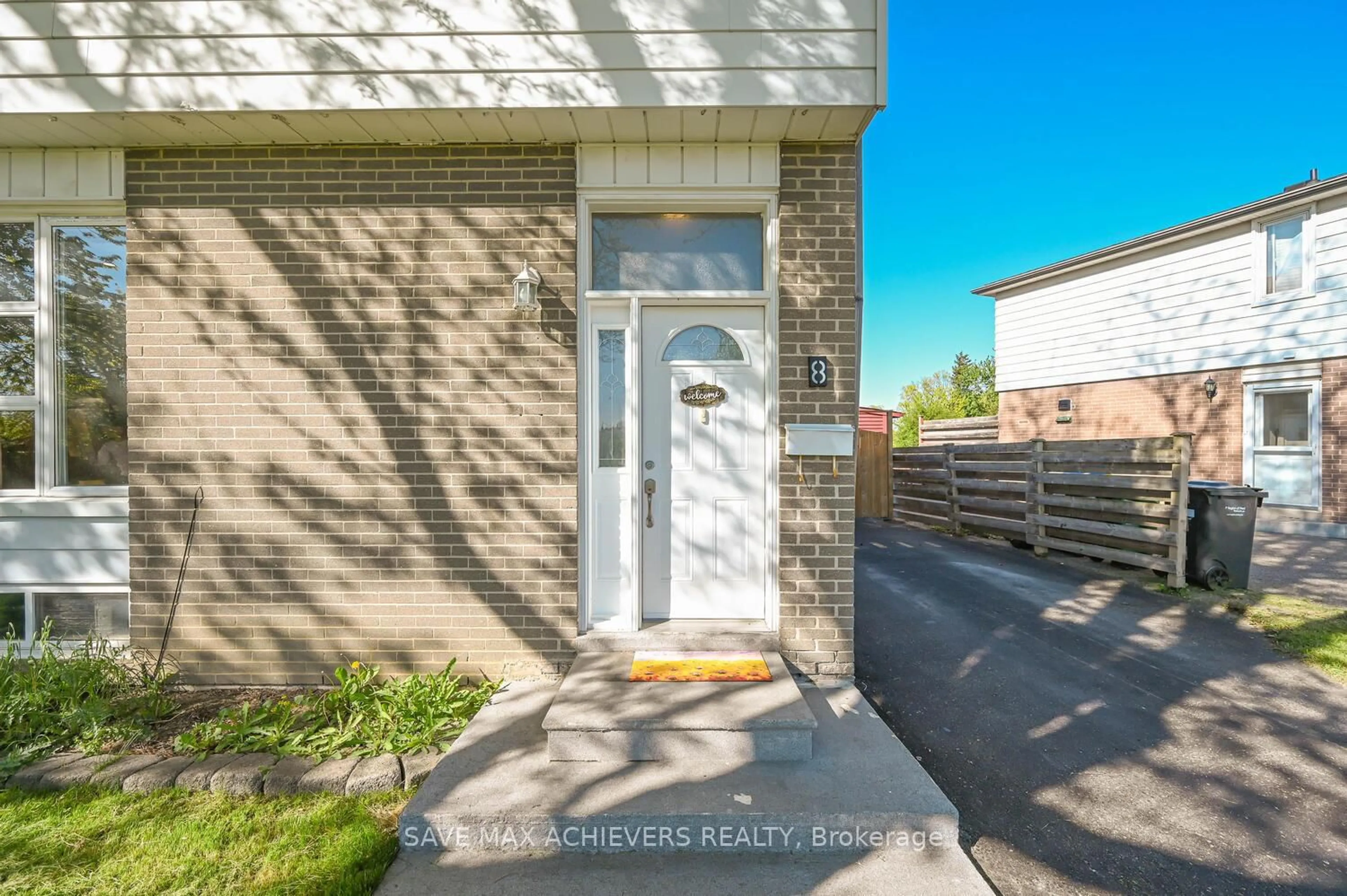 Unknown for 8 Earnscliffe Gate, Brampton Ontario L6T 3B3
