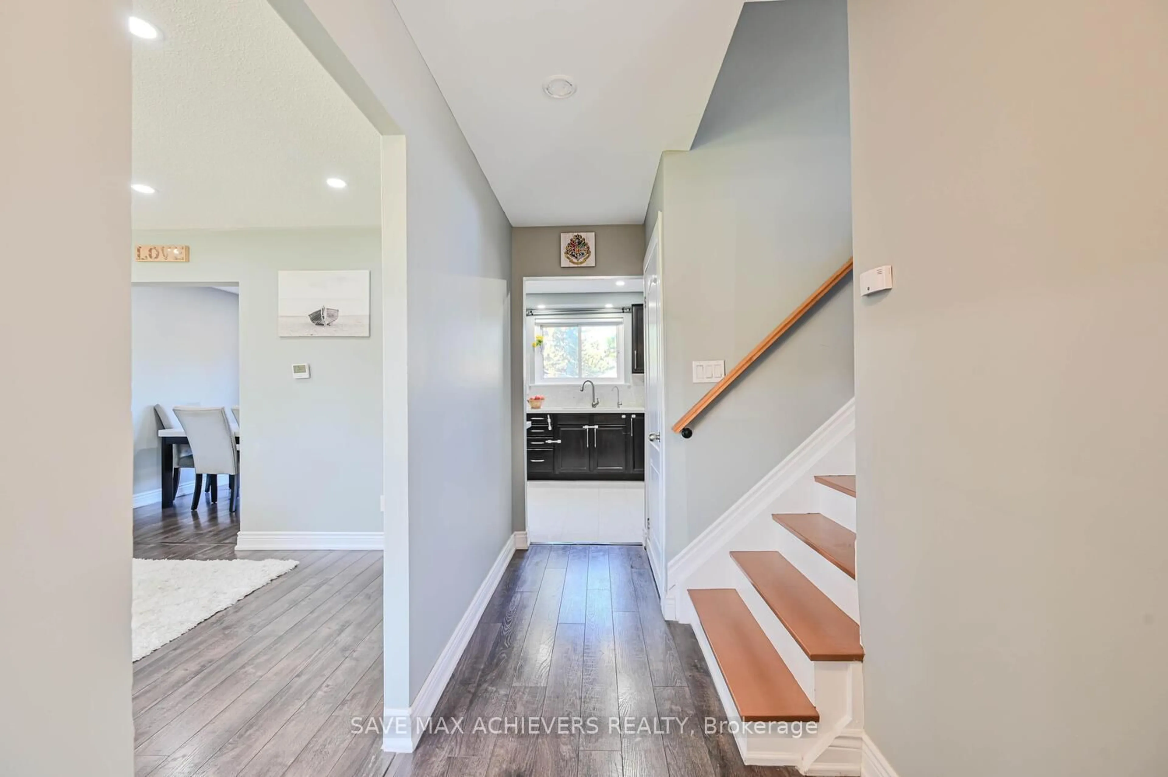 Indoor entryway for 8 Earnscliffe Gate, Brampton Ontario L6T 3B3