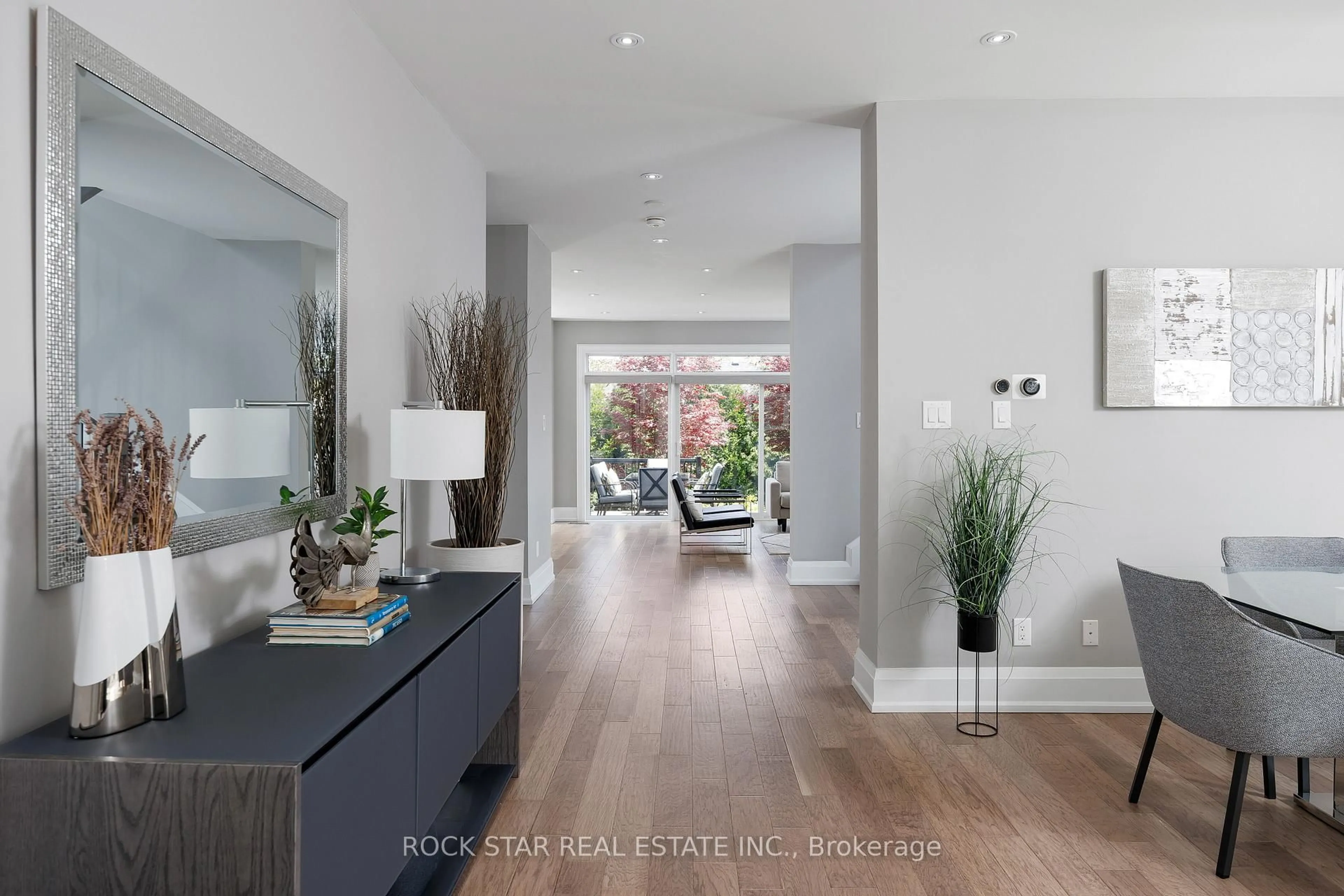 Indoor entryway for 443 Seabourne Dr, Oakville Ontario L6L 4E9