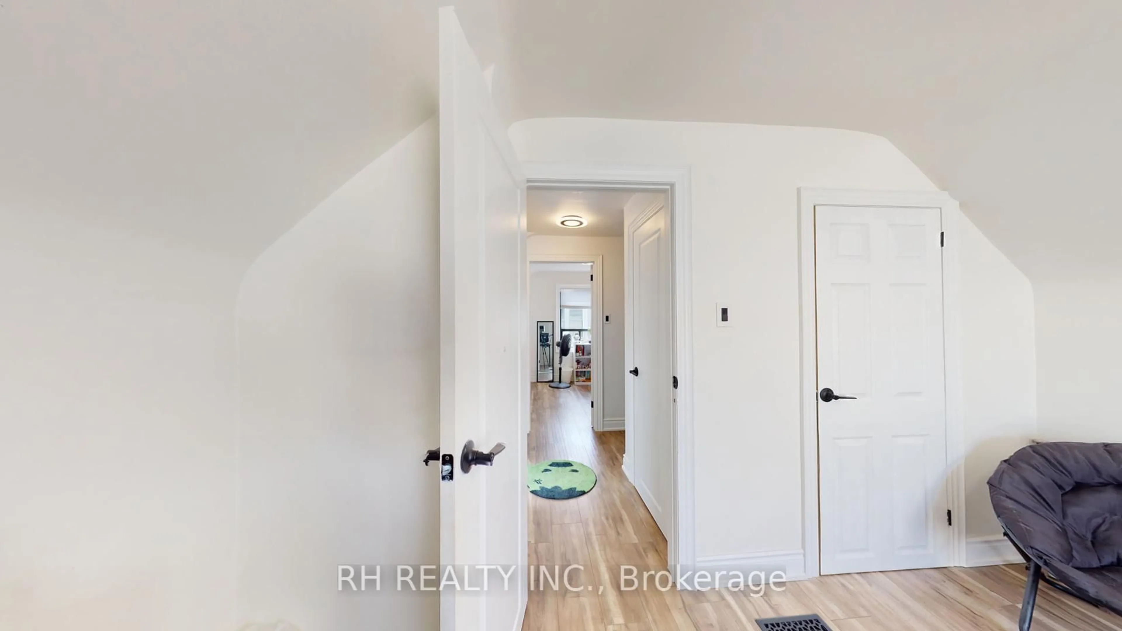 Indoor entryway for 40 Patika Ave, Toronto Ontario M9N 2E9