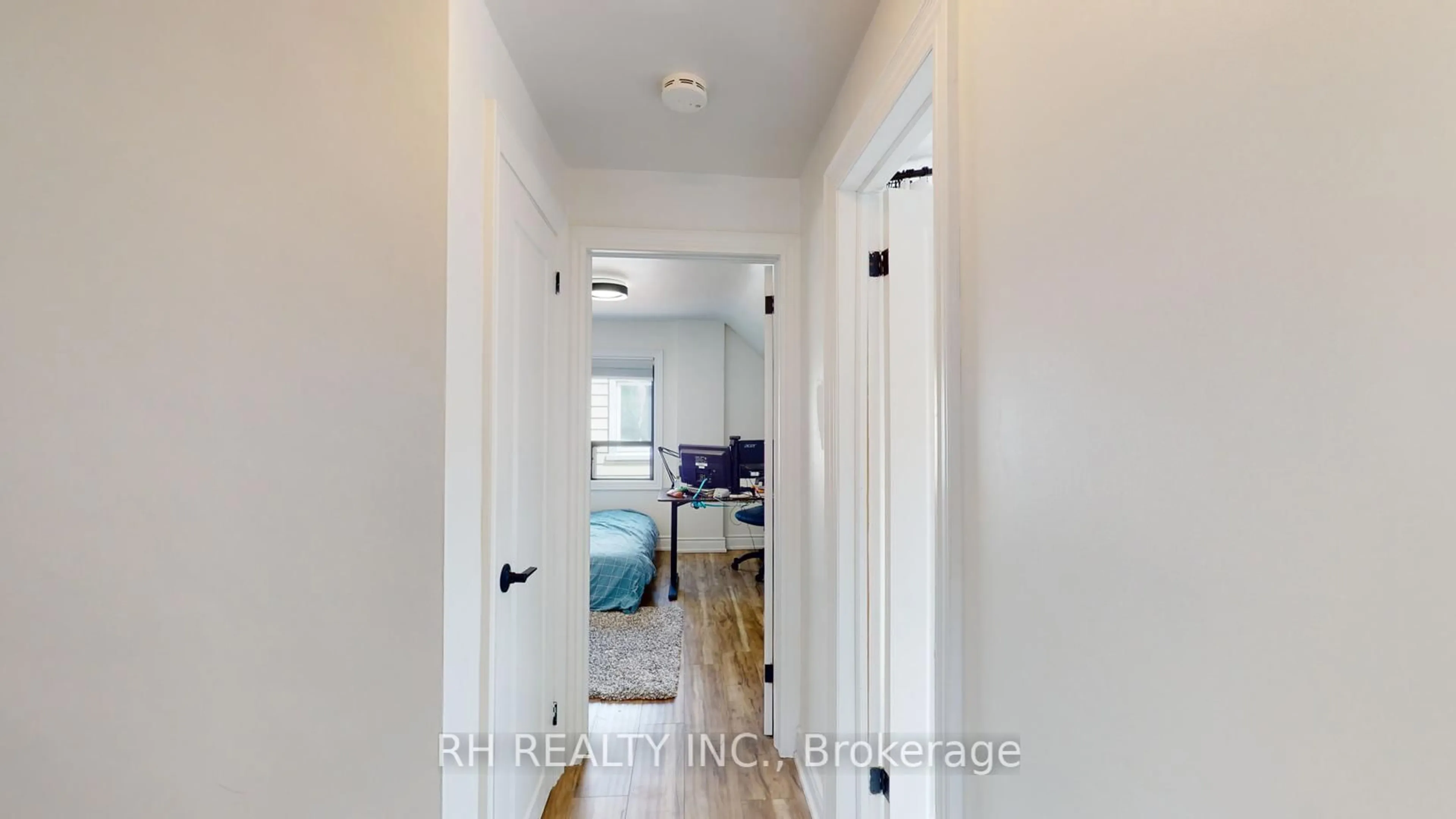 Indoor entryway for 40 Patika Ave, Toronto Ontario M9N 2E9