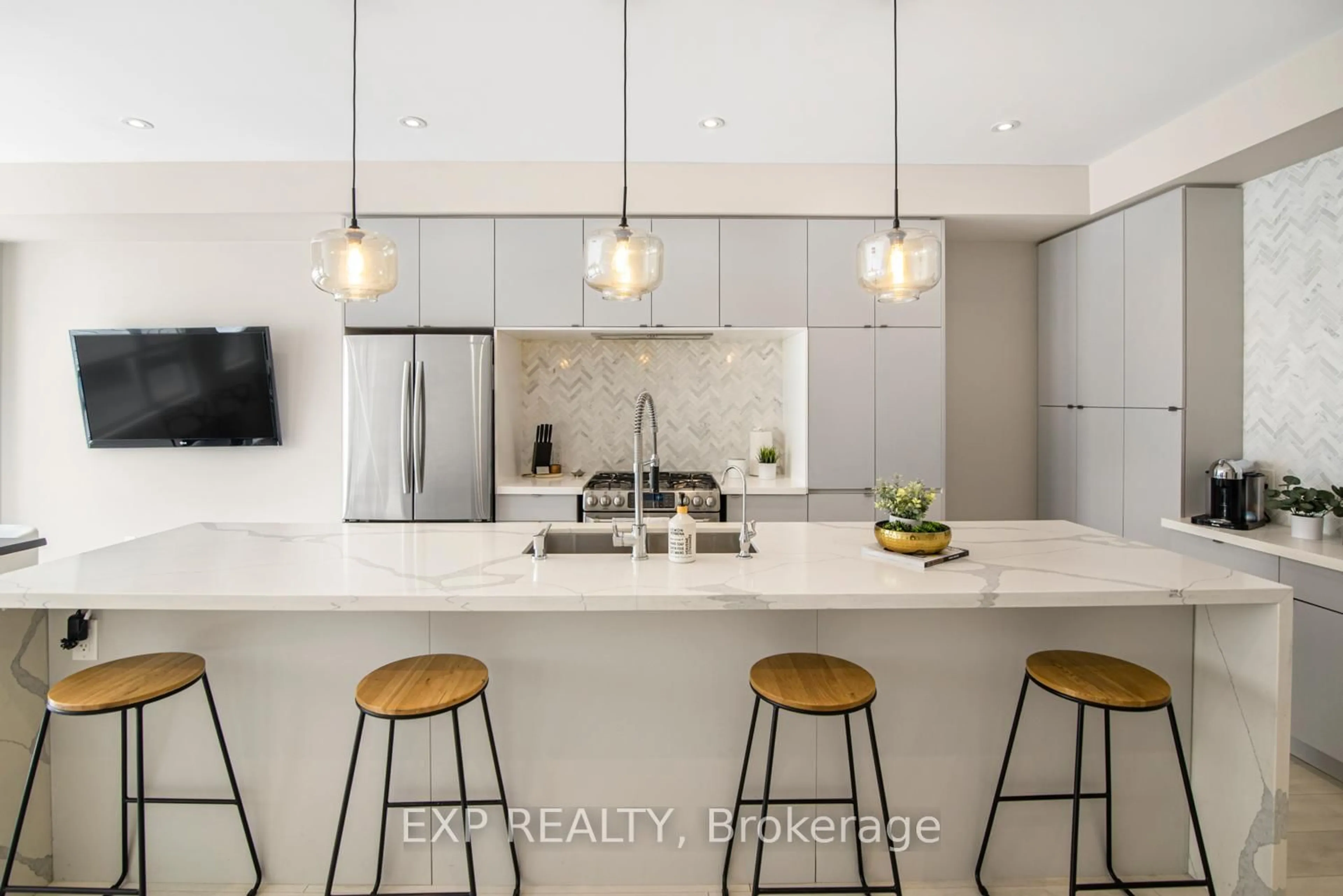Open concept kitchen, ceramic/tile floor for 177 Huguenot Rd, Oakville Ontario L6H 0L4