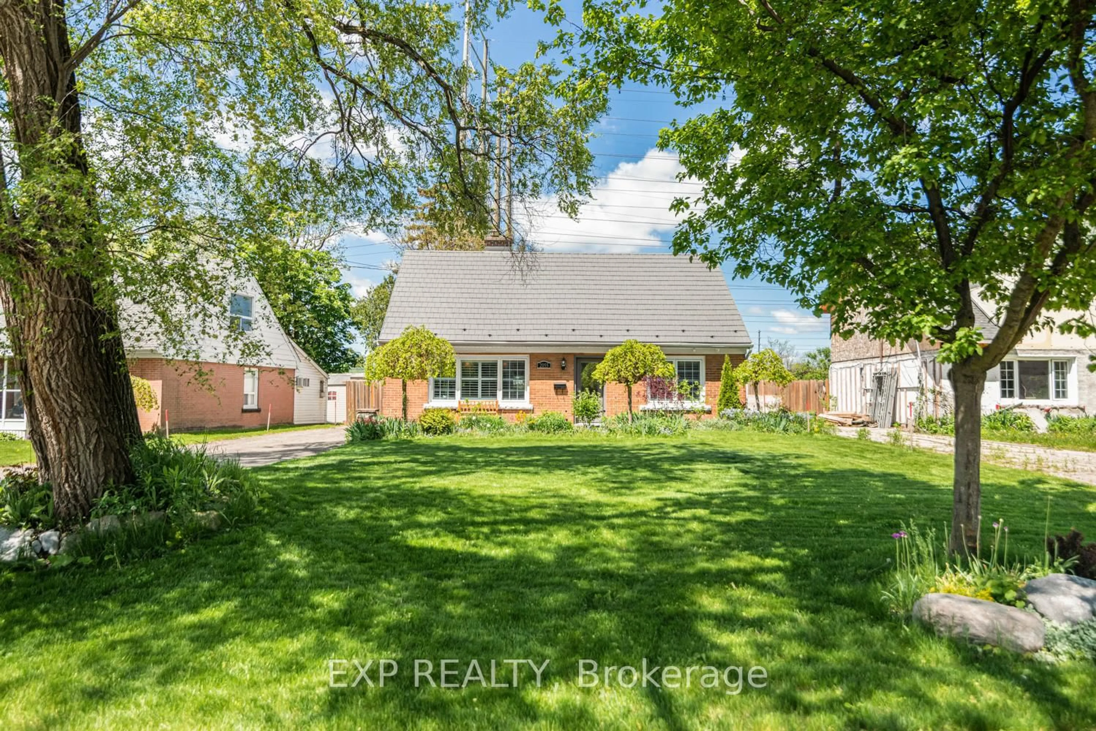 A pic from outside/outdoor area/front of a property/back of a property/a pic from drone, street for 2055 Churchill Ave, Burlington Ontario L7R 3T8