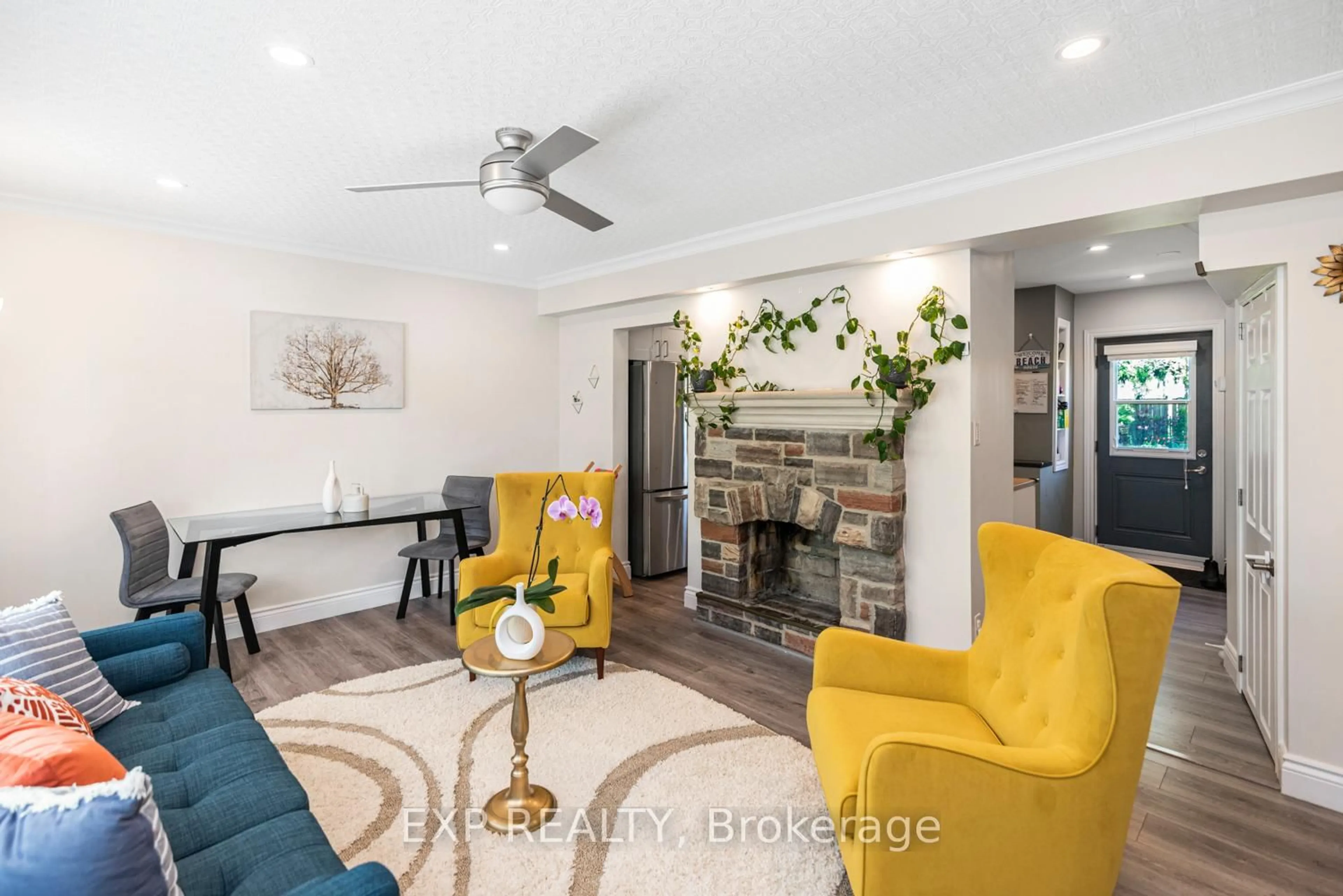 Living room with furniture, unknown for 2055 Churchill Ave, Burlington Ontario L7R 3T8