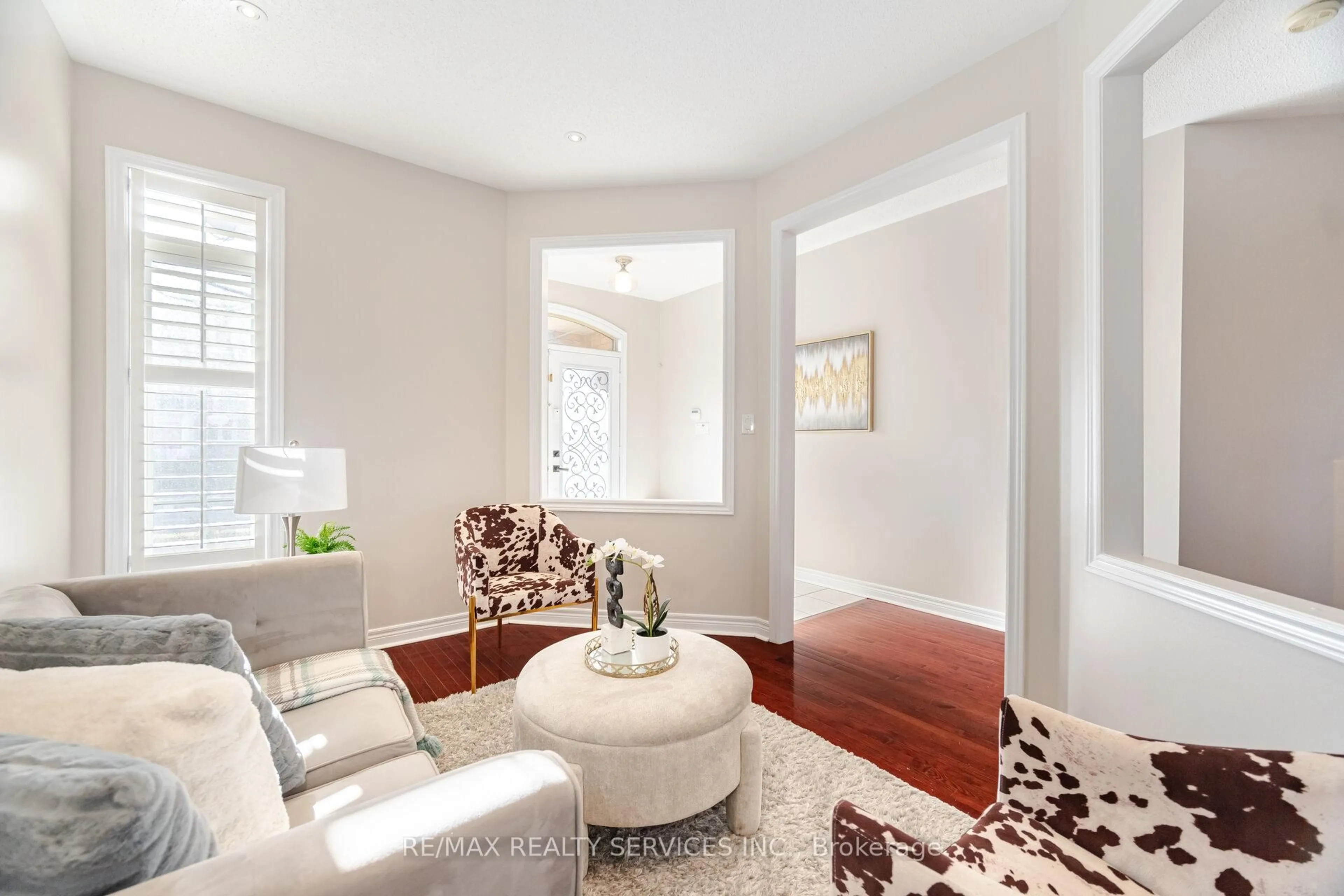 Living room with furniture, unknown for 9 Watchman Rd, Brampton Ontario L6P 2E9