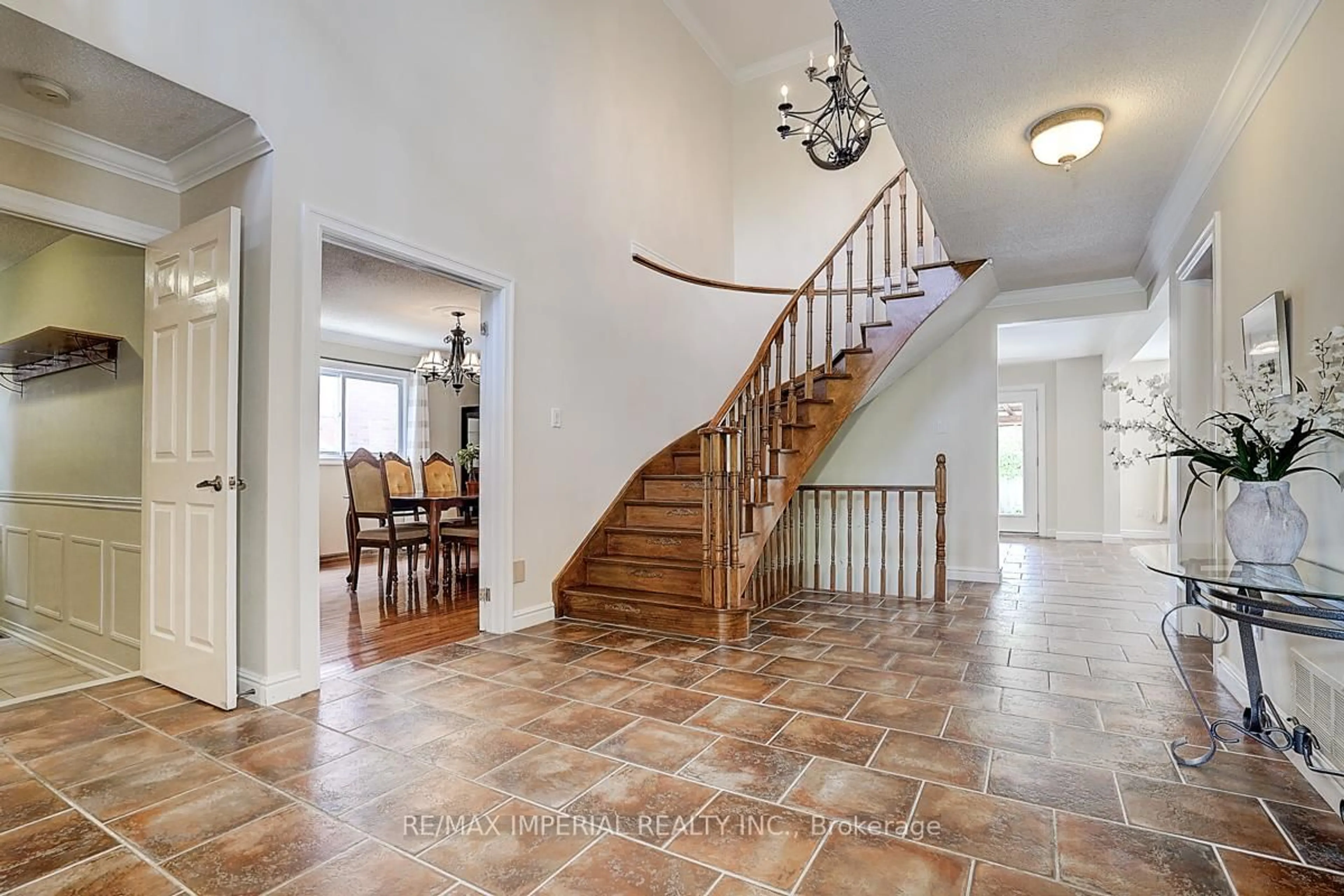 Indoor entryway for 1407 GREENRIDGE Circ, Oakville Ontario L6M 2K2