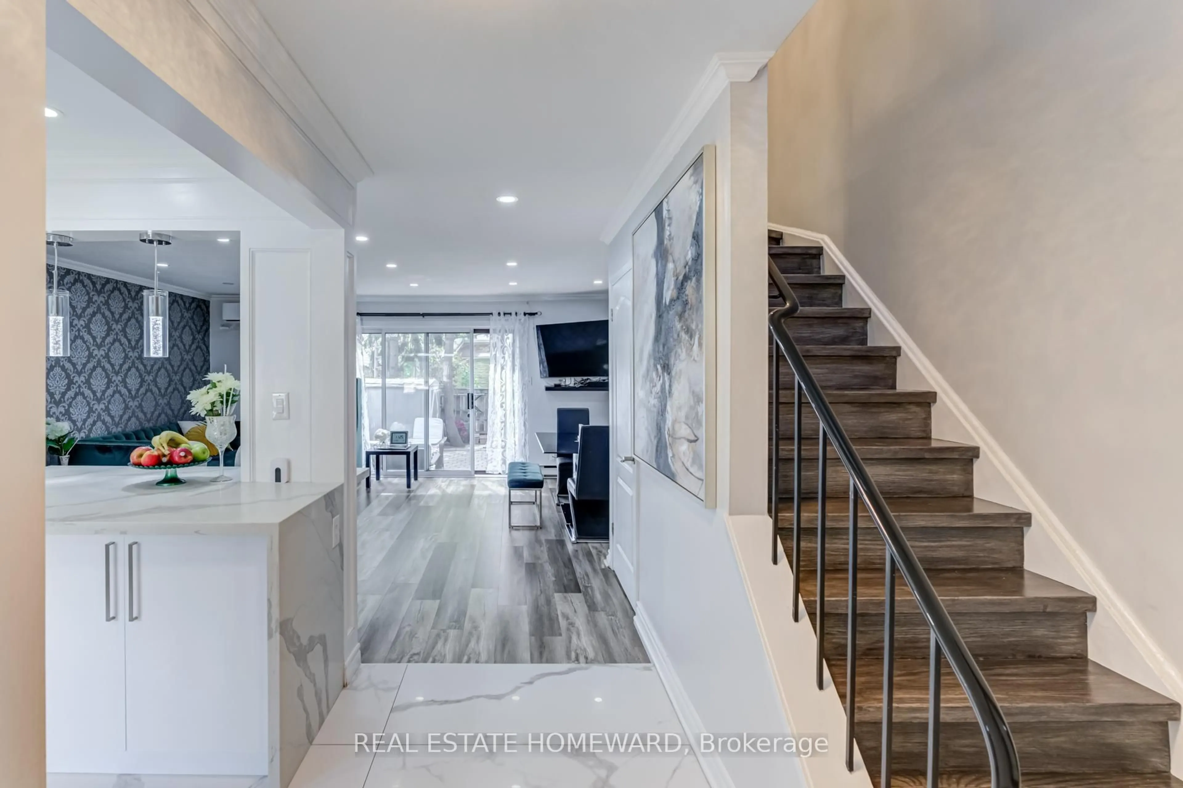 Indoor entryway for 6540 Falconer Dr #115, Mississauga Ontario L5N 1M1