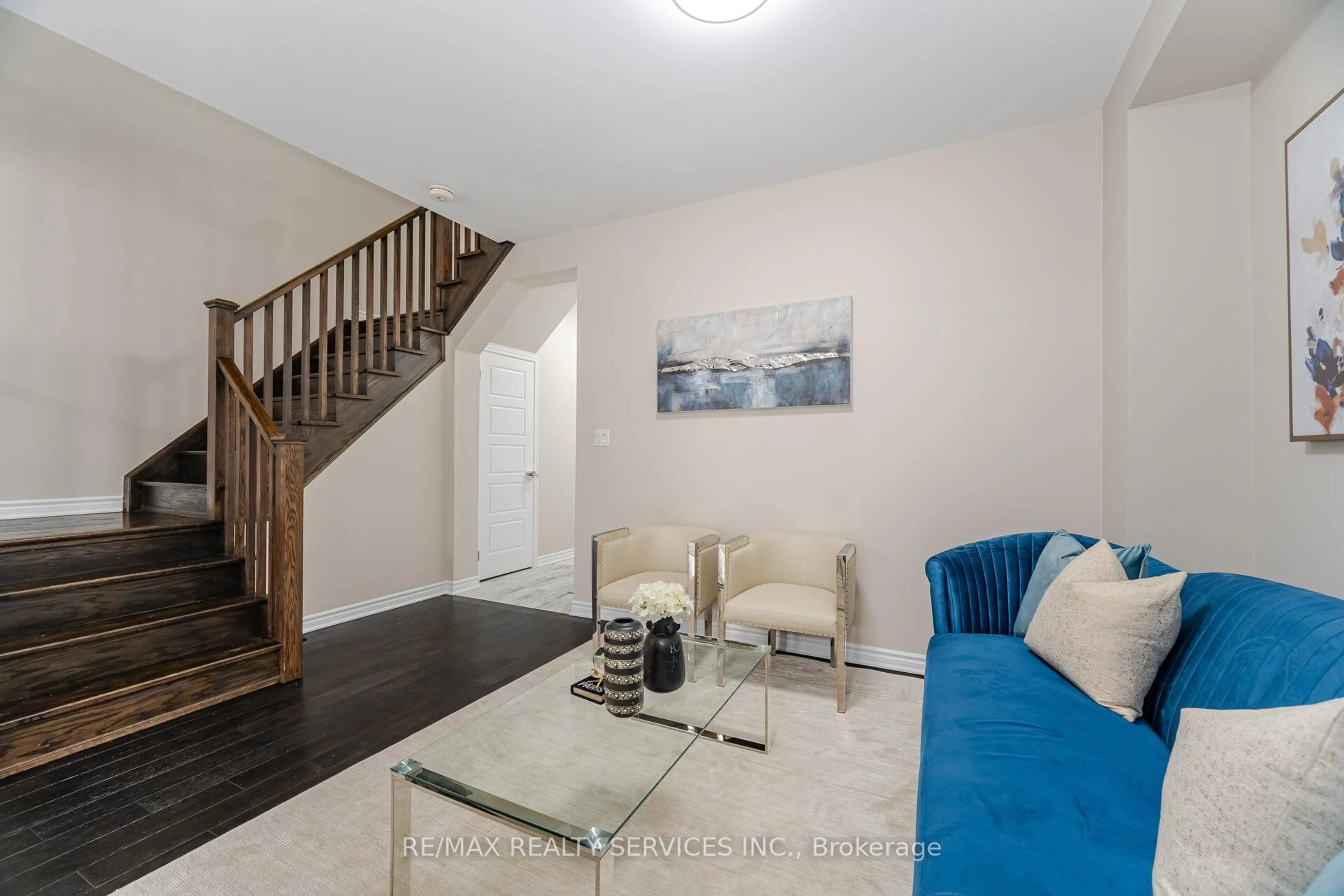 Living room with furniture, unknown for 74 Phyllis Dr, Caledon Ontario L7C 4E2