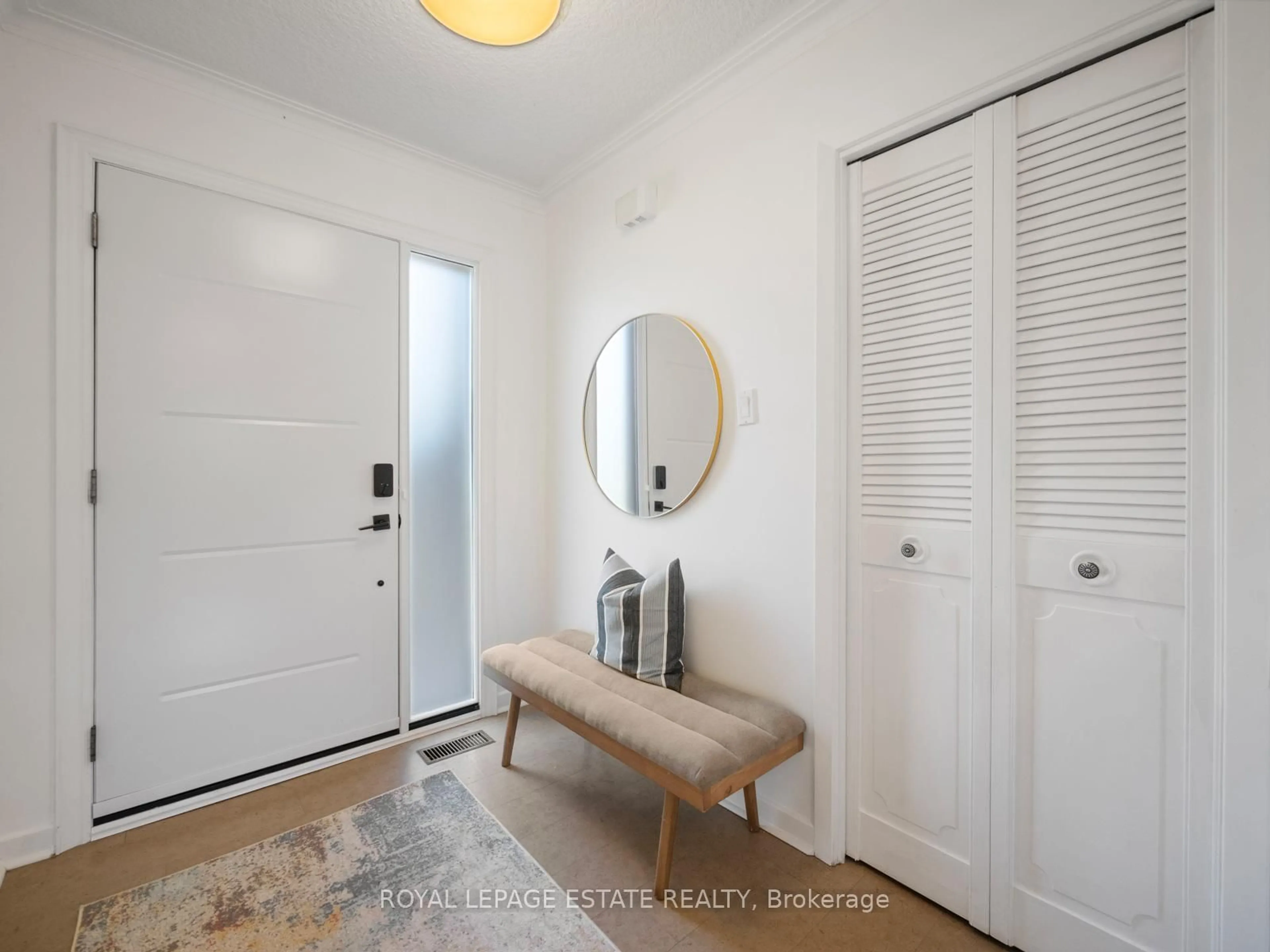 Indoor entryway for 4 Glen Meadow Crt, Toronto Ontario M9B 5B8