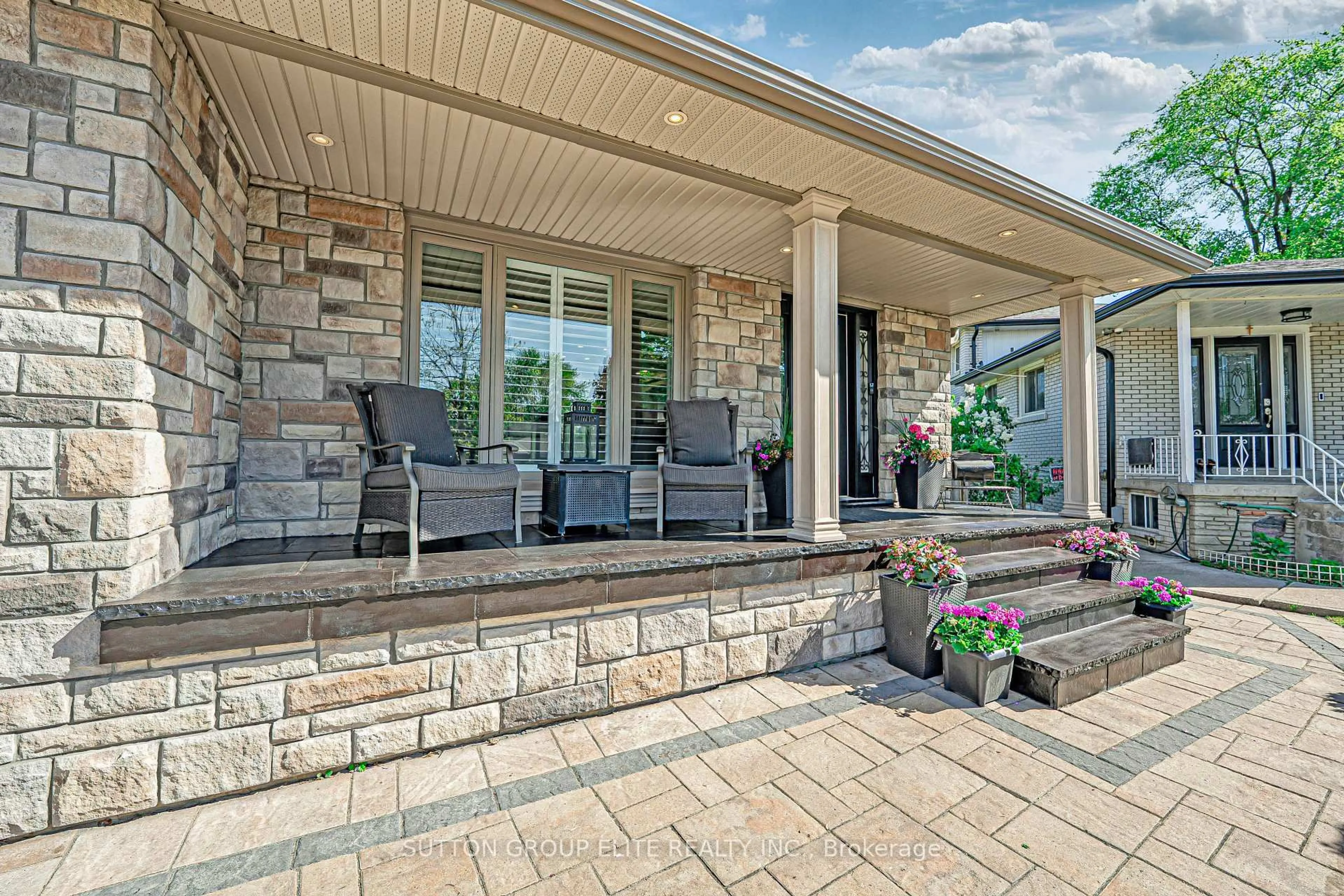 Patio, mountain view for 445 Abruz Blvd, Mississauga Ontario L5A 1N6