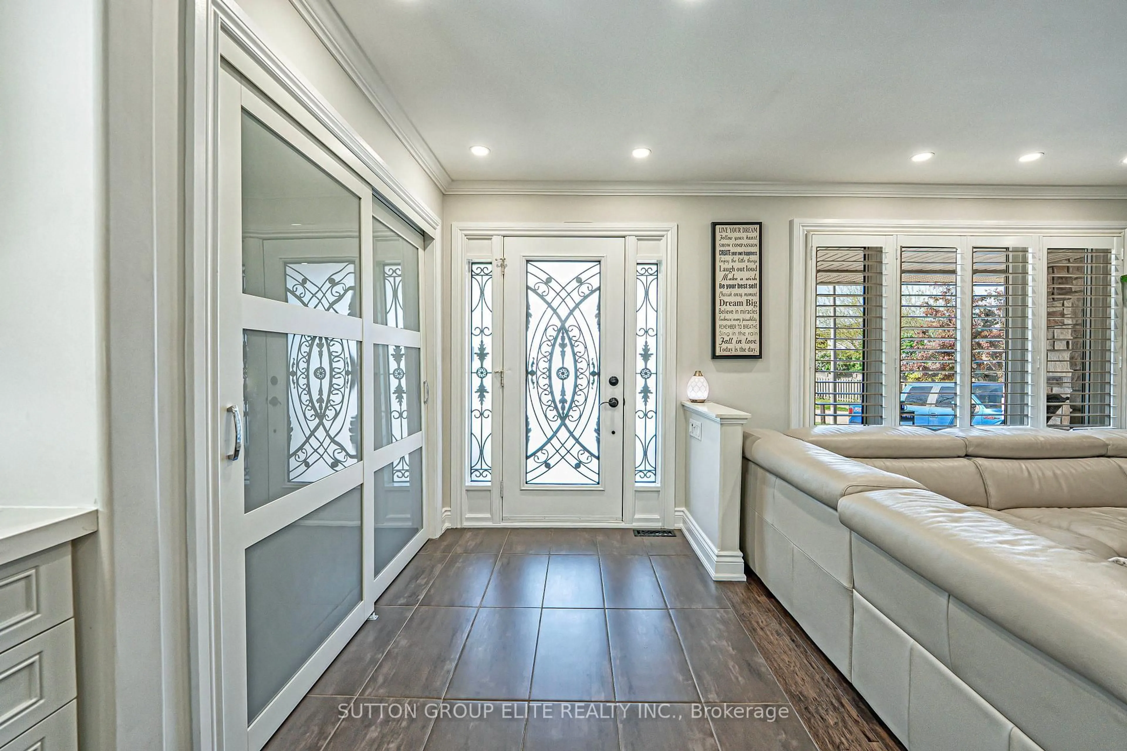 Indoor entryway for 445 Abruz Blvd, Mississauga Ontario L5A 1N6