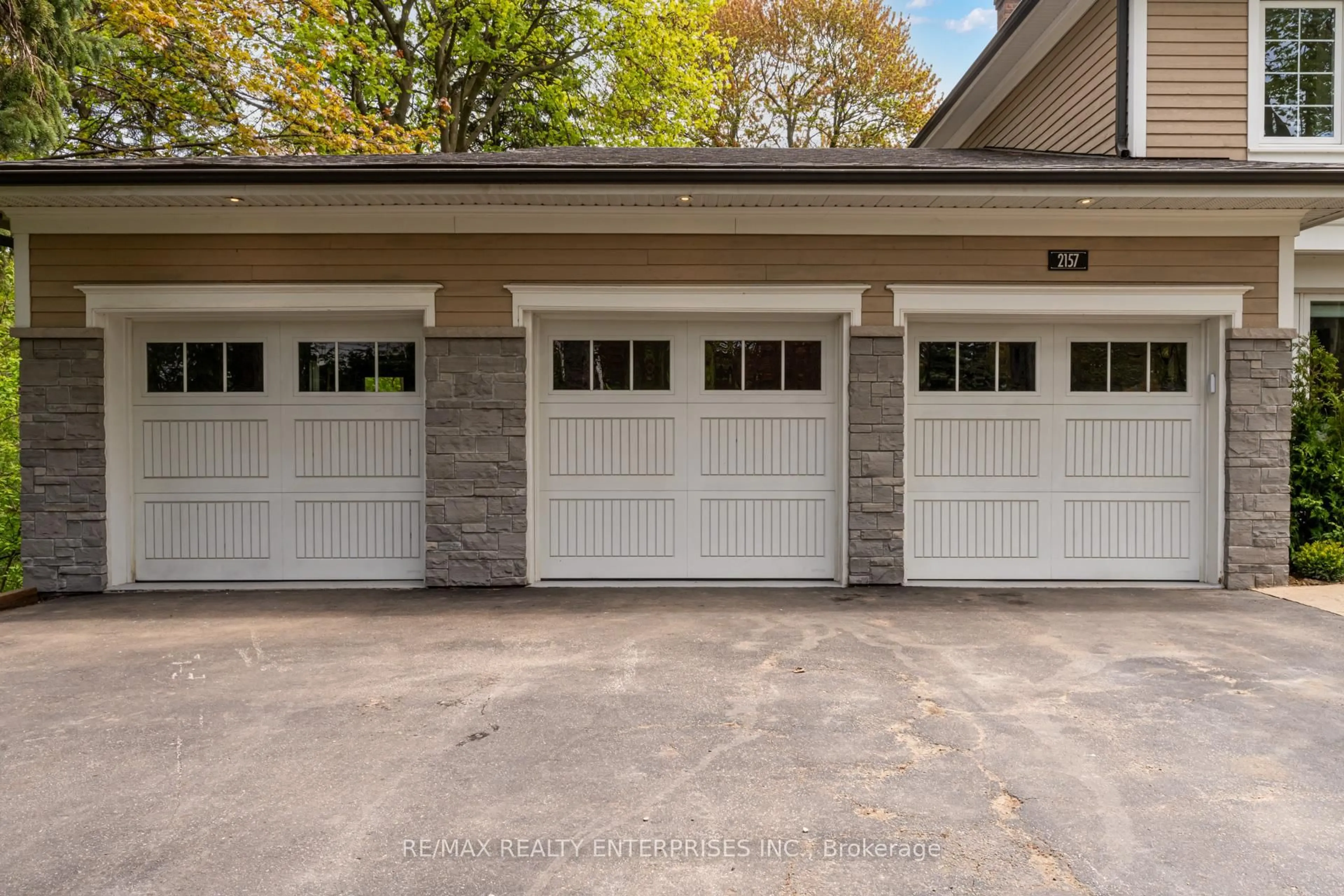 Indoor garage for 2157 Hillfield Crt, Mississauga Ontario L5B 1Y2