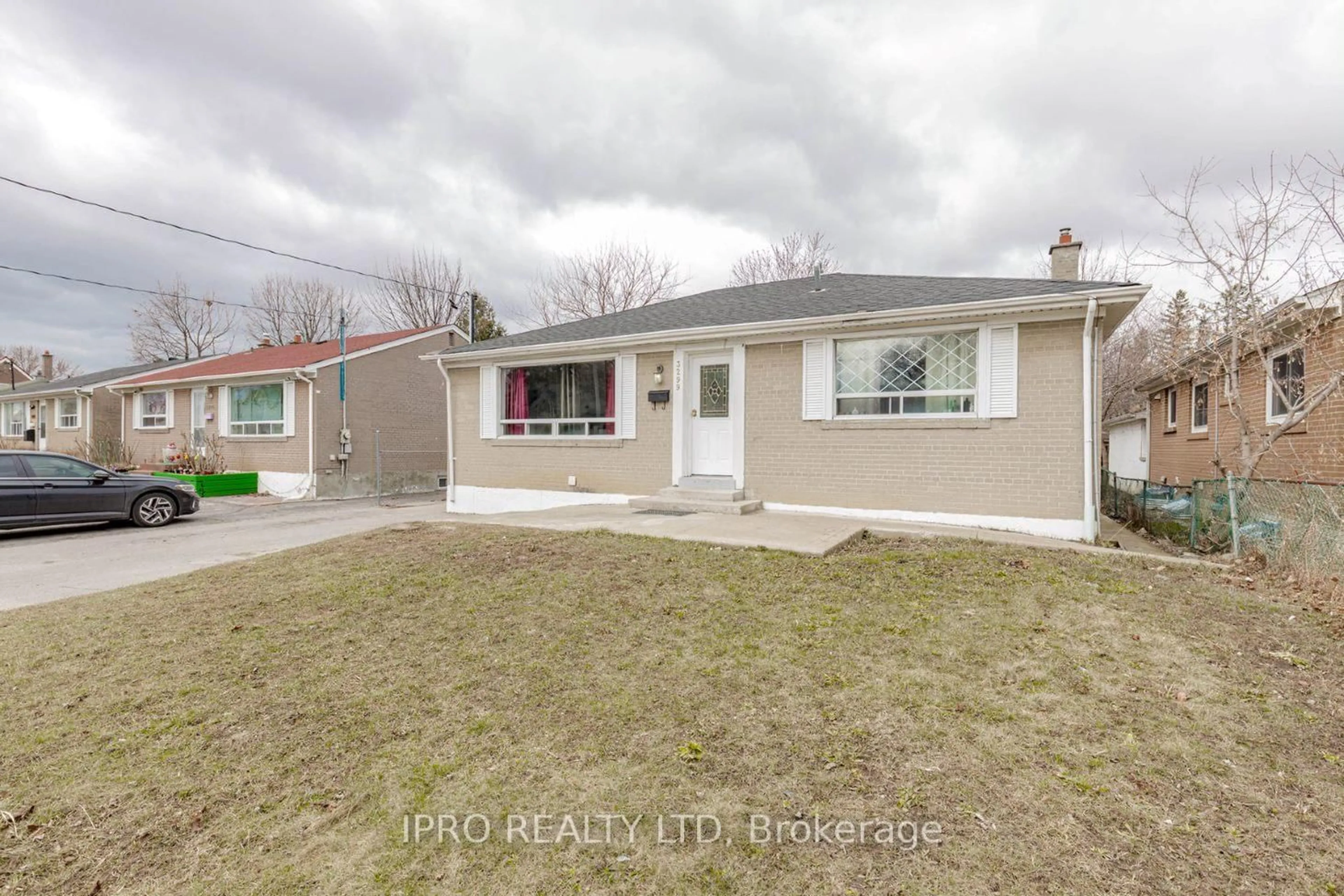 Home with vinyl exterior material, street for 3299 Etude Dr, Mississauga Ontario L4T 1S9