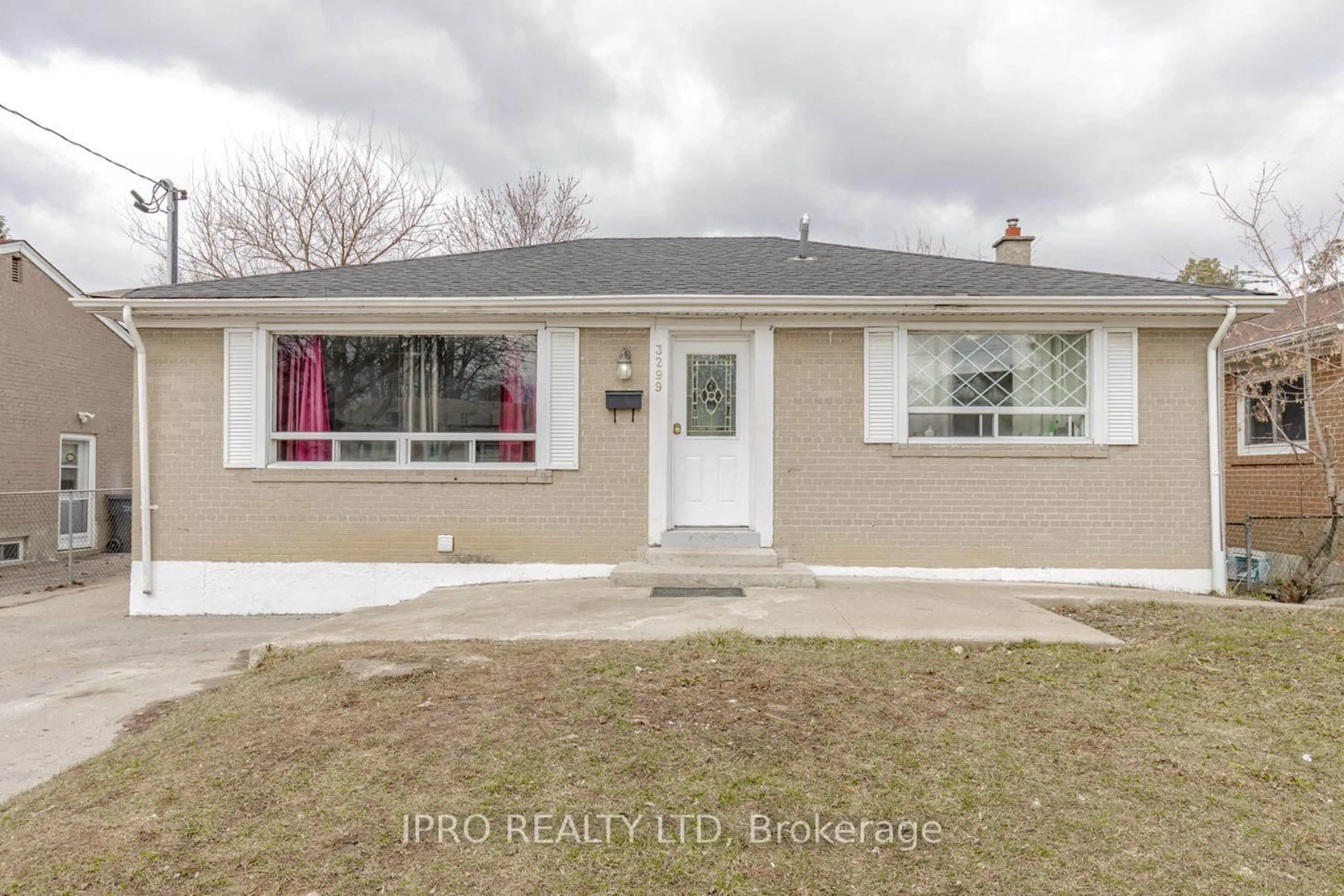 Home with vinyl exterior material, street for 3299 Etude Dr, Mississauga Ontario L4T 1S9