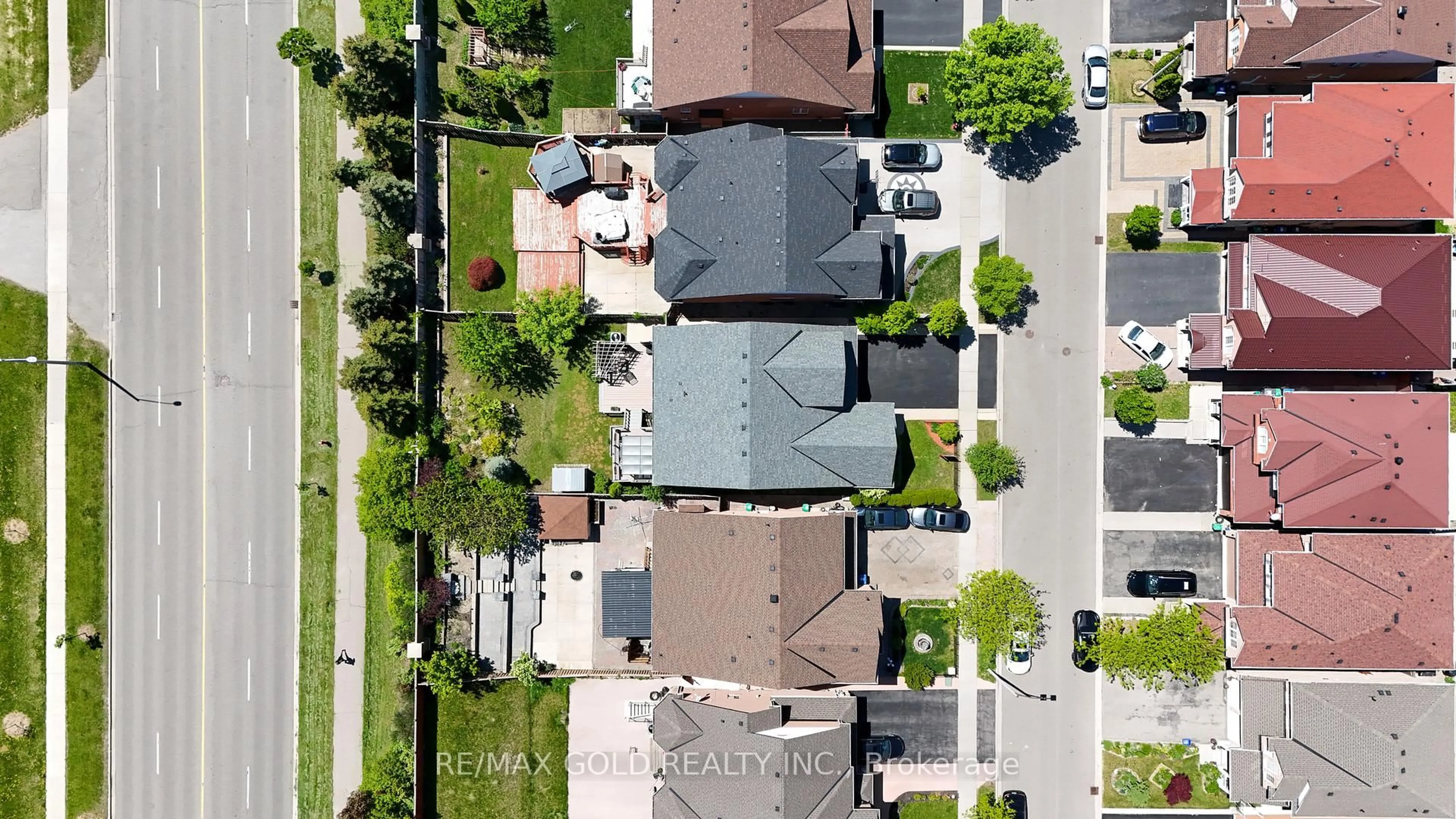 A pic from outside/outdoor area/front of a property/back of a property/a pic from drone, street for 36 Slipneedle St, Brampton Ontario L6S 6L5